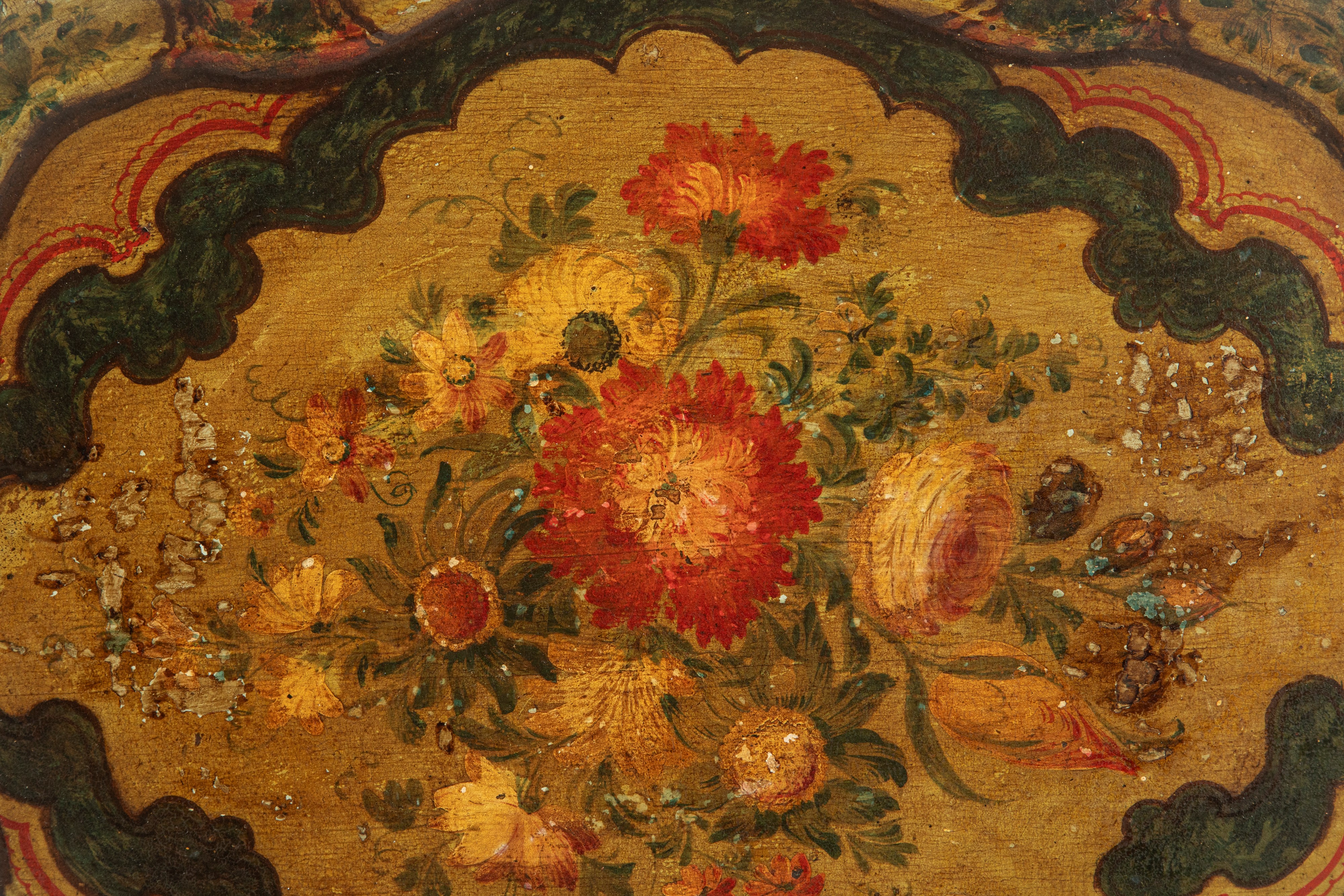 Venezia, secolo XVIII, Vassoio biansato in legno laccato con bordo mistilineo decorato