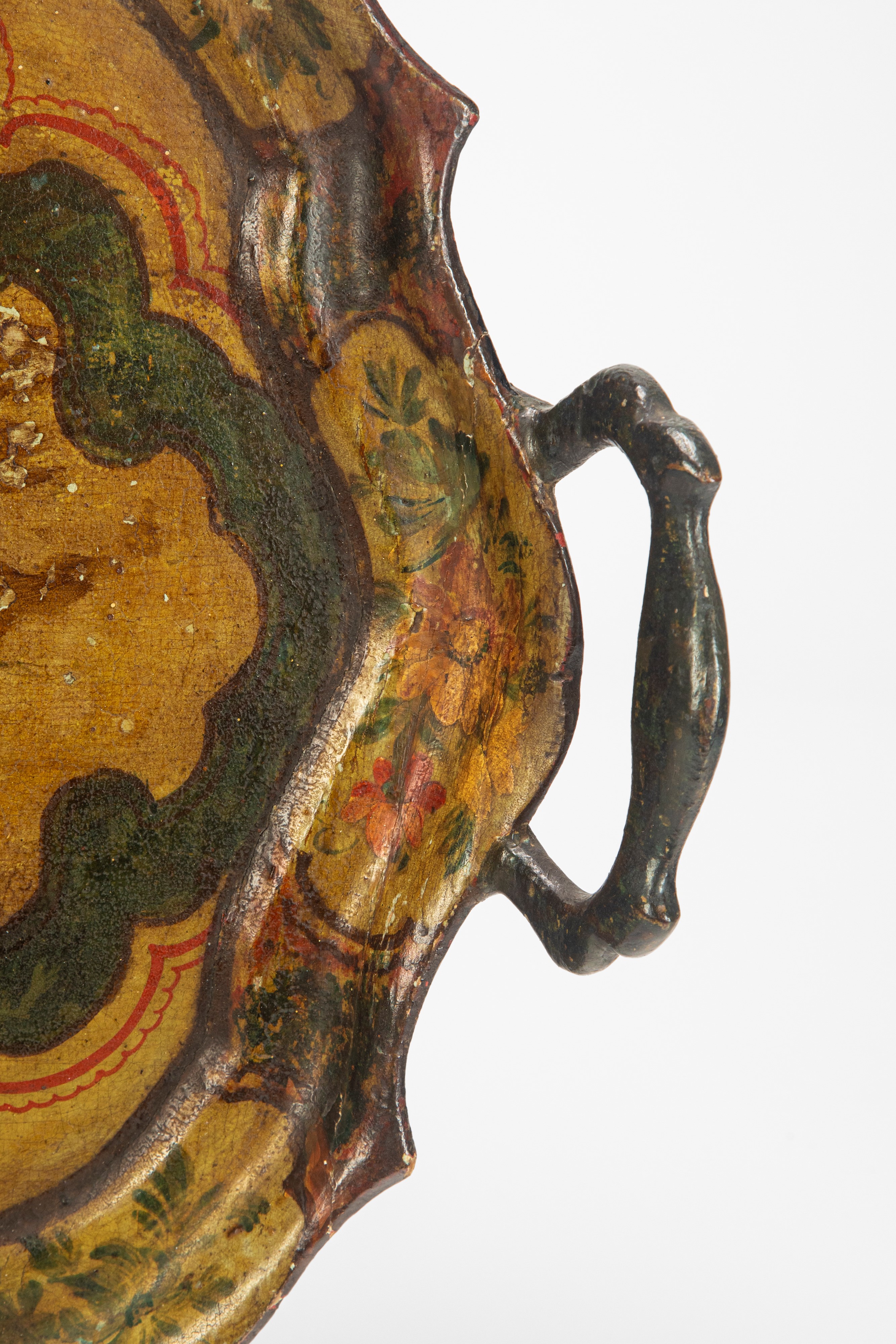 Venezia, secolo XVIII, Vassoio biansato in legno laccato con bordo mistilineo decorato