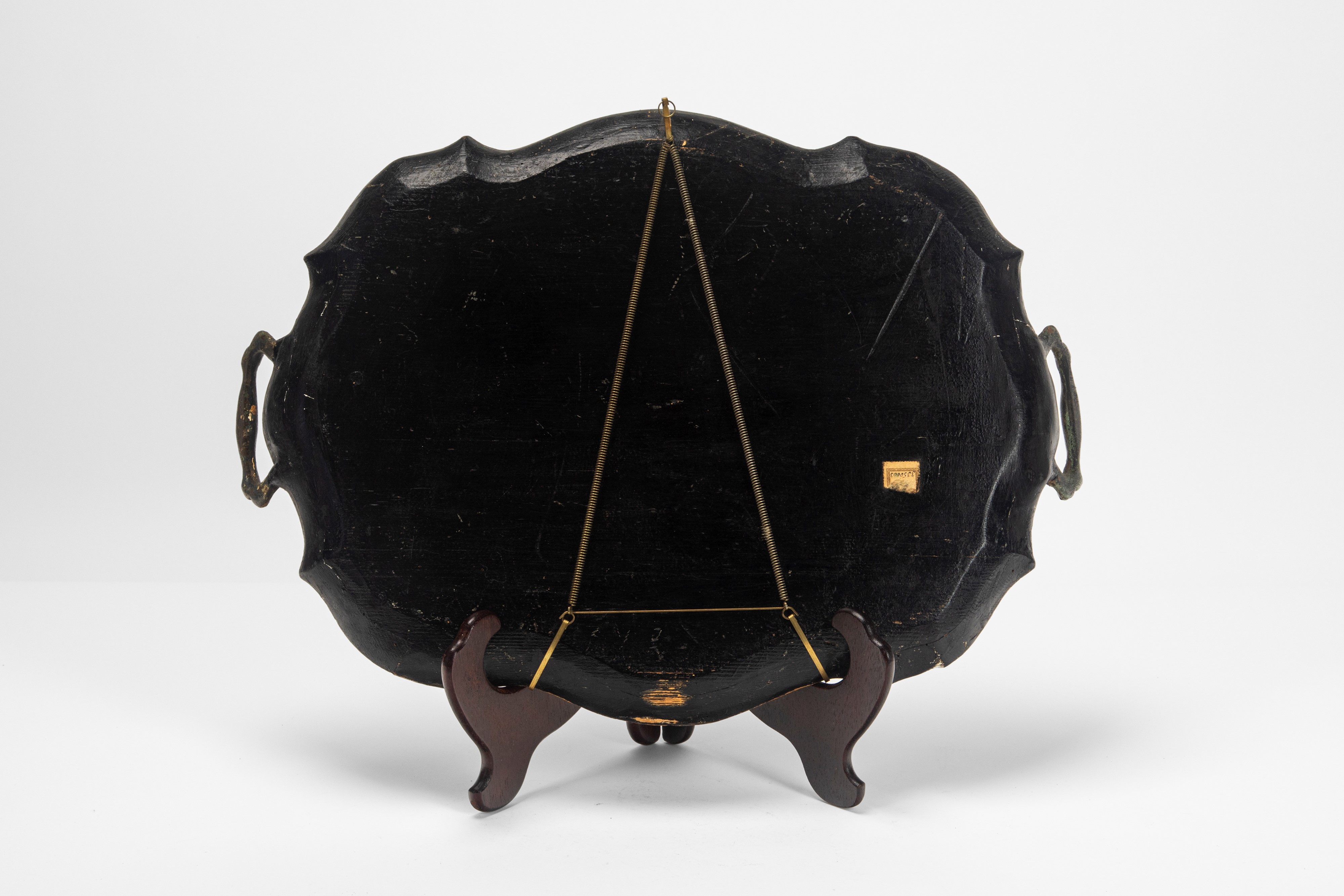 Venezia, secolo XVIII, Vassoio biansato in legno laccato con bordo mistilineo decorato