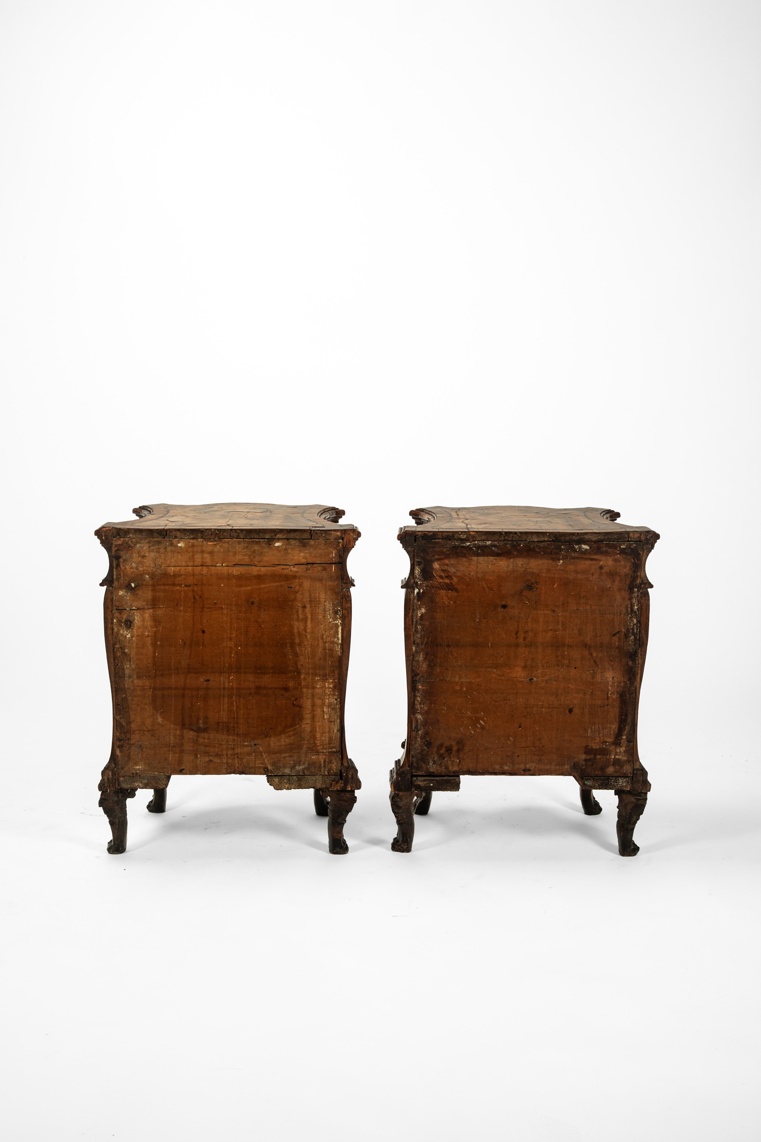Coppia di comodini, forma mossa in noce, radica di noce e filettature, Veneto, secolo XVIII