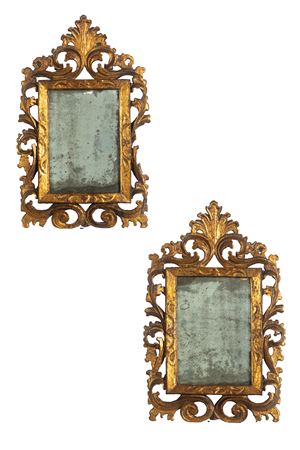 Coppia di specchierine in legno intagliato e dorato. Secolo XVIII.