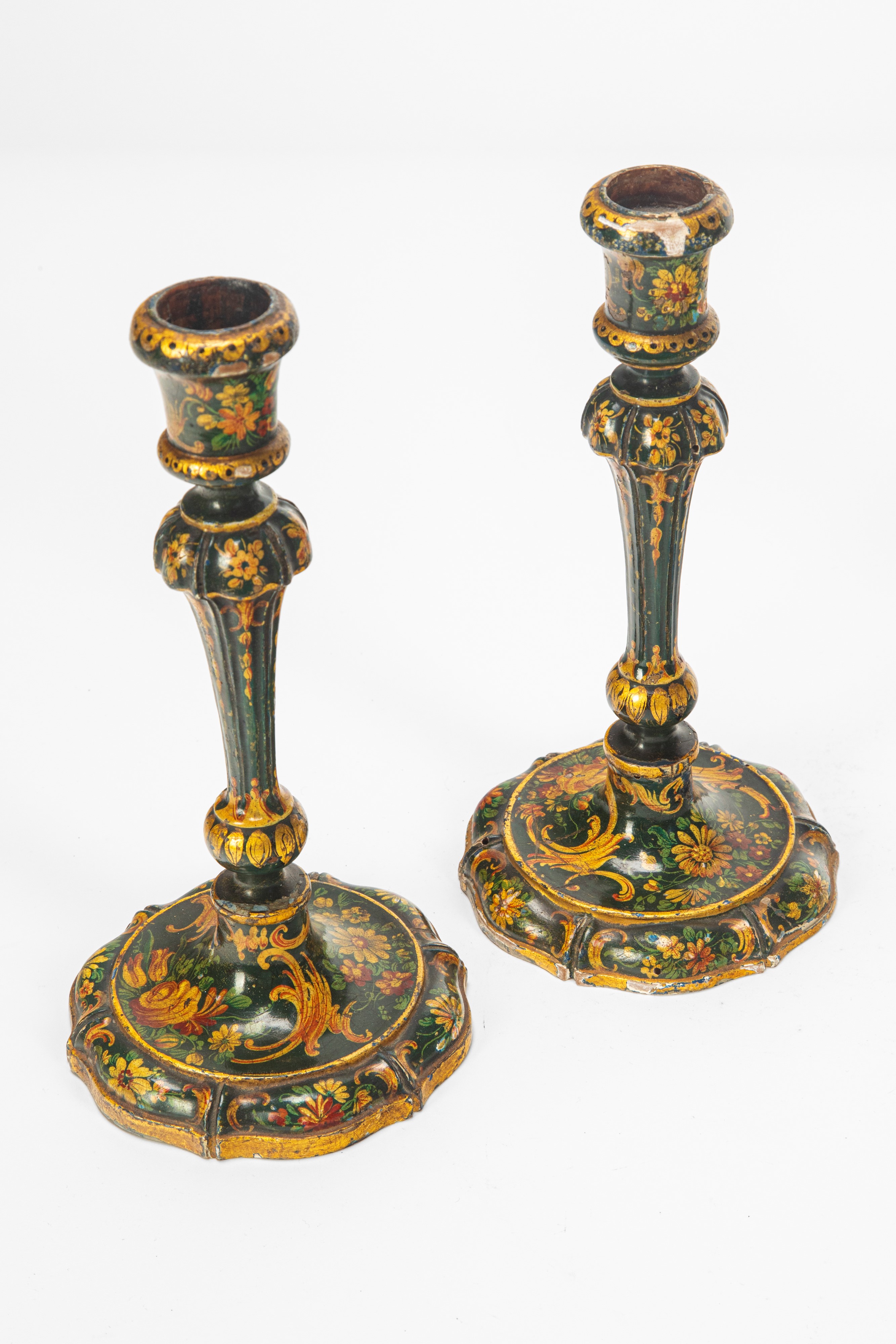Veneto, XVIII secolo, Coppia di candelieri in legno laccato decorati a motivi floreali