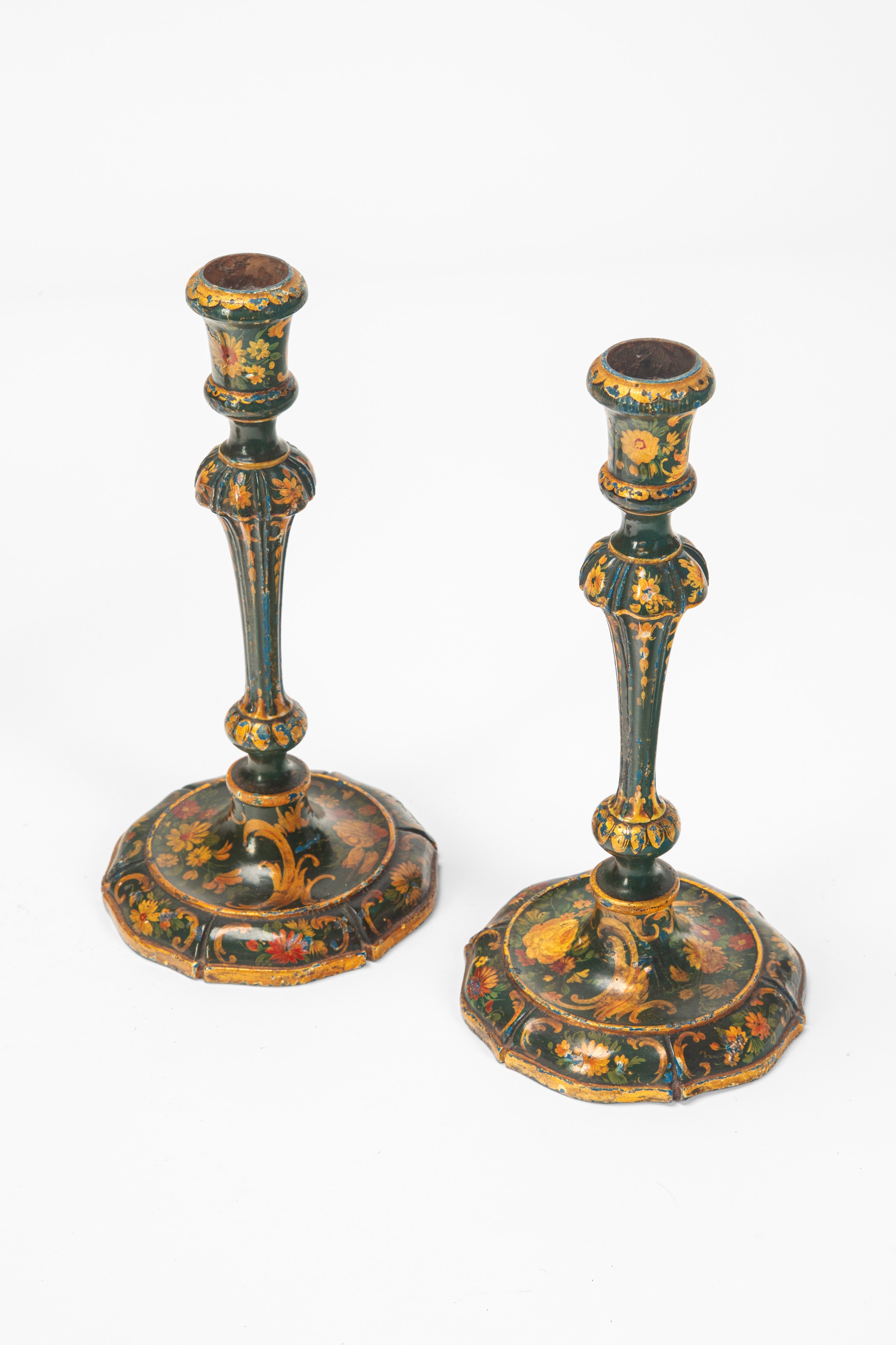 Veneto, XVIII secolo, Coppia di candelieri in legno laccato decorati a motivi floreali