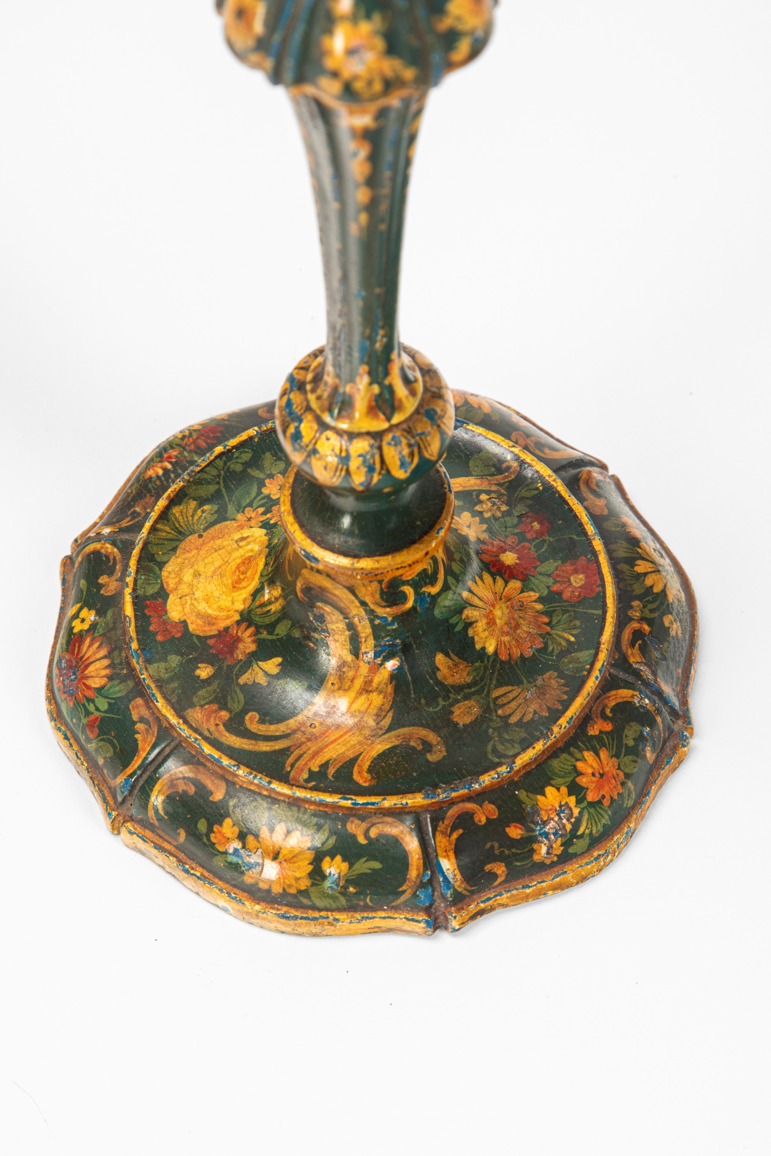 Veneto, XVIII secolo, Coppia di candelieri in legno laccato decorati a motivi floreali