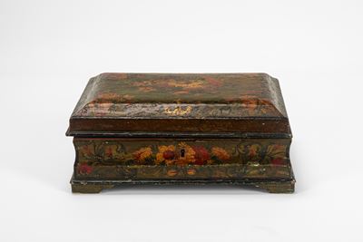 Scatola in legno laccato, decorazione floreale policroma (Venezia, secolo XVIII)