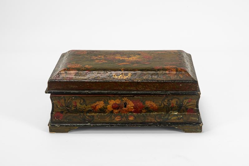 Scatola in legno laccato, decorazione floreale policroma, Venezia, secolo XVIII