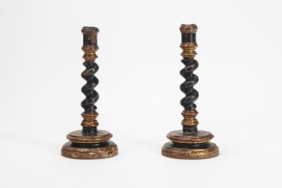 Coppia di candelieri a torchon, legno laccato e dorato, XIX secolo