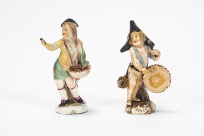 Manifattura di Meissen, Due figure in porcellana policroma: suonatore di tamburo e venditrice di ...