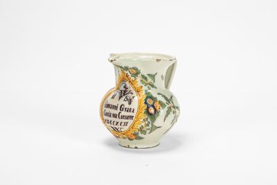 Antonibon, Brocca in maiolica policroma con decorazione “al blanser” e iscrizione commemorativa (...