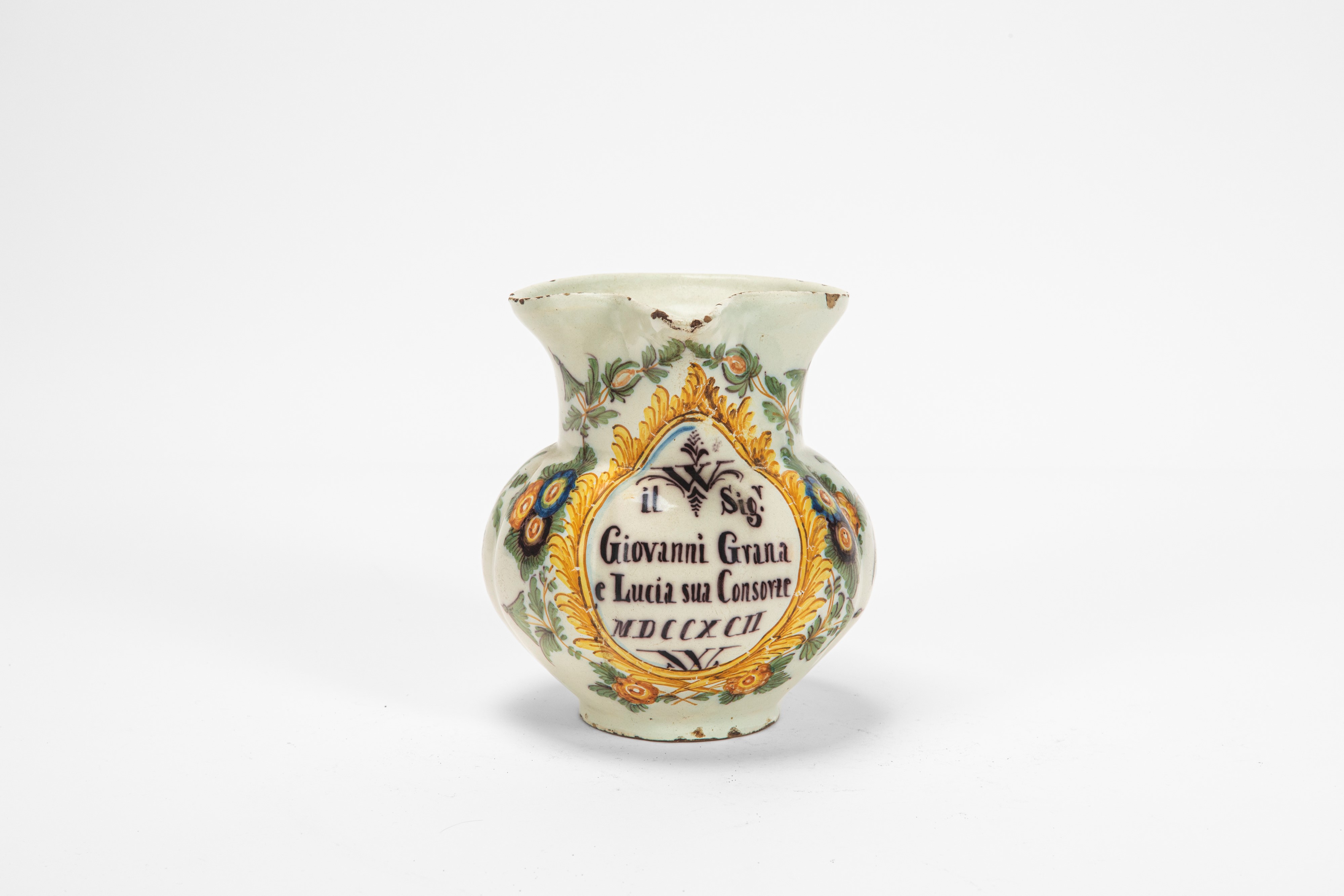 Antonibon, Brocca in maiolica policroma decorata “al blanser” con iscrizione commemorativa (Nove ...