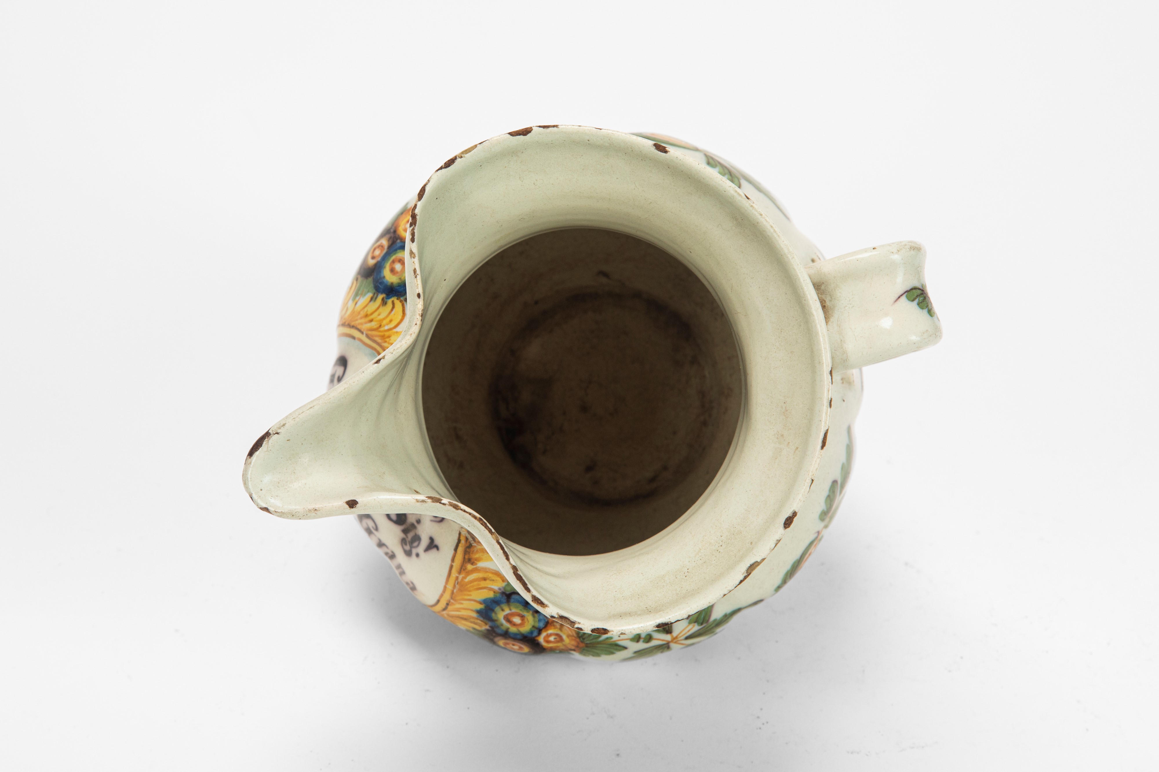 Antonibon, Brocca in maiolica policroma decorata “al blanser” con iscrizione commemorativa (Nove ...