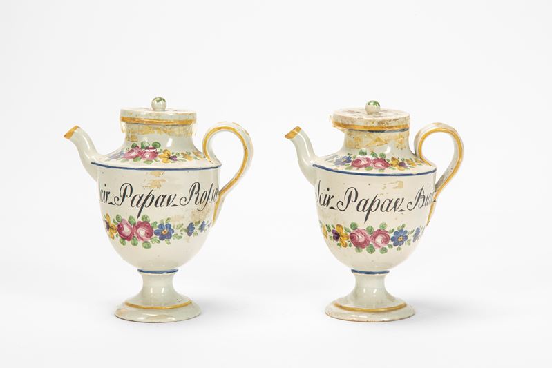 Le Nove (Bassano), Coppia di versatoi da farmacia con coperchio, maiolica policroma, fine secolo ...