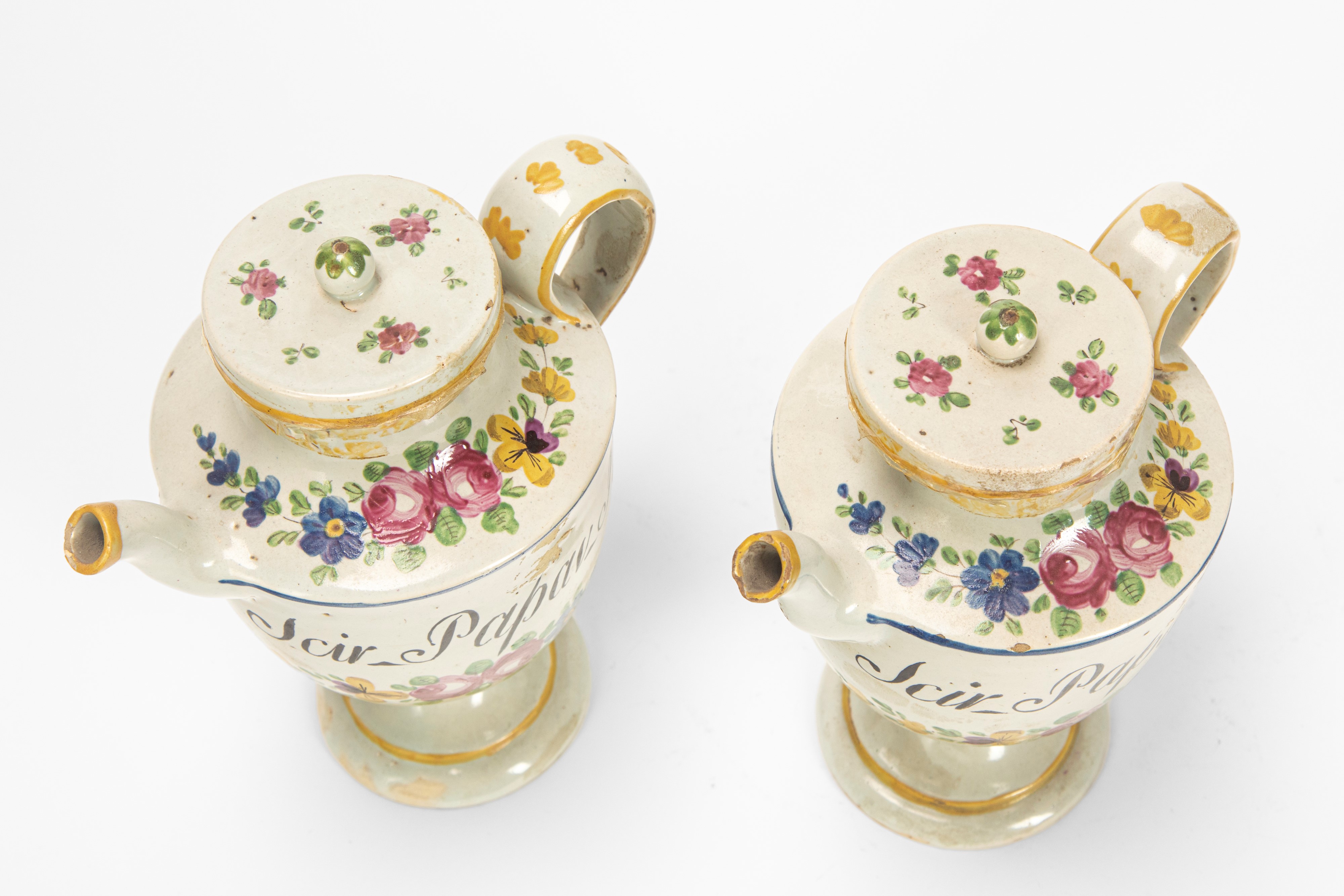 Le Nove (Bassano), Coppia di versatoi da farmacia con coperchio, maiolica policroma, fine secolo ...