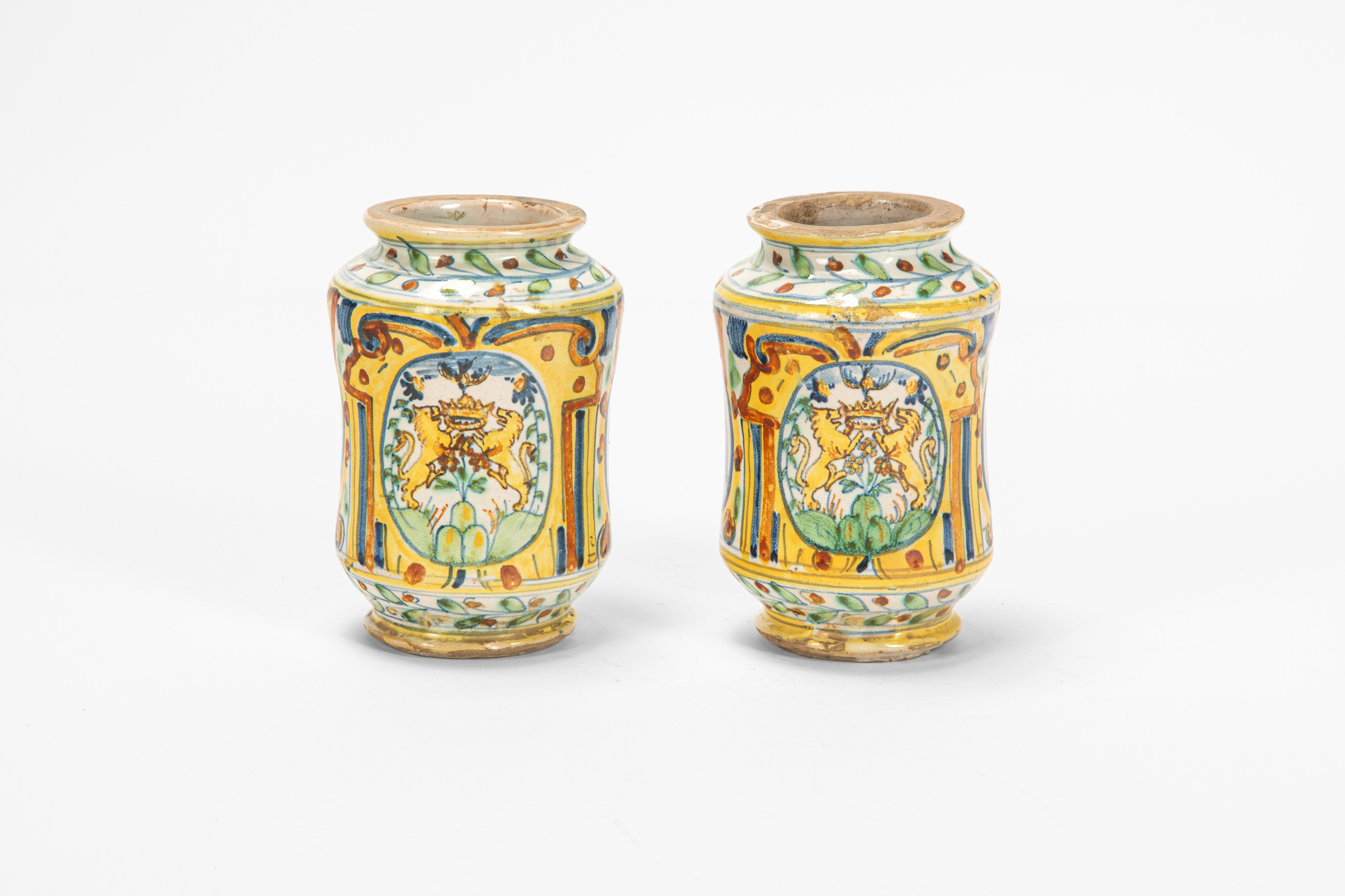Coppia di albarelli, maiolica policroma, secolo XVIII
