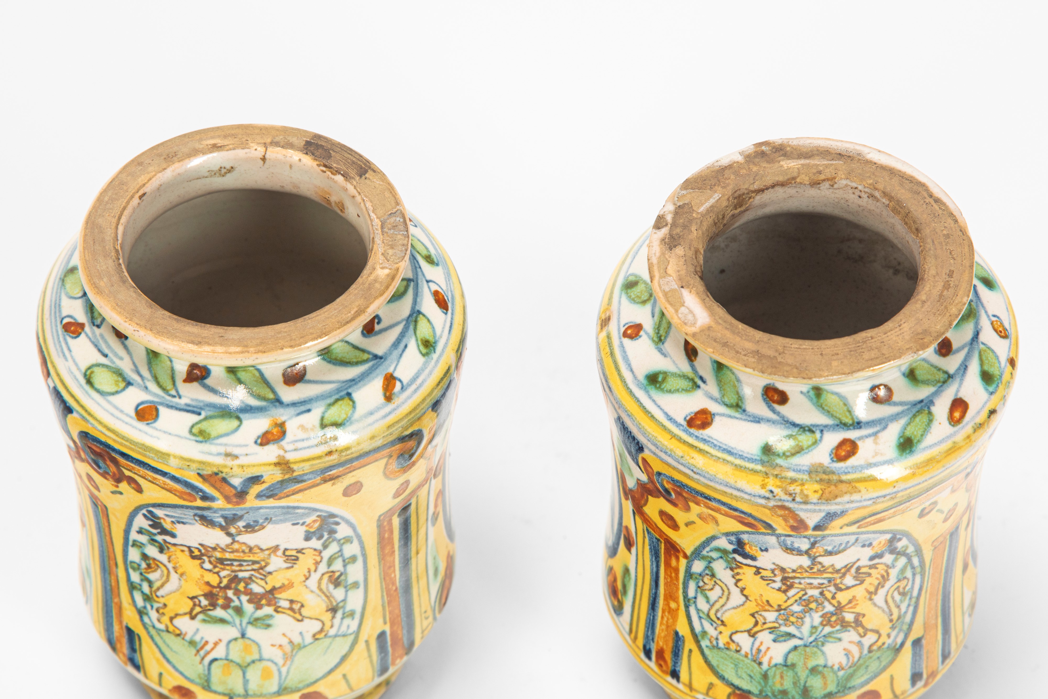 Coppia di albarelli, maiolica policroma, secolo XVIII