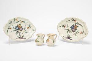 Lotto composto da coppia di piatti ovali a bordo mosso e due lattiere in maiolica policroma con decoro &ldquo;a blanser&rdquo;. Antonibon, Nove di Bassano, secolo XVIII