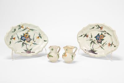 Antonibon, Coppia di piatti ovali a bordo mosso e due lattiere in maiolica policroma (decoro a “b...