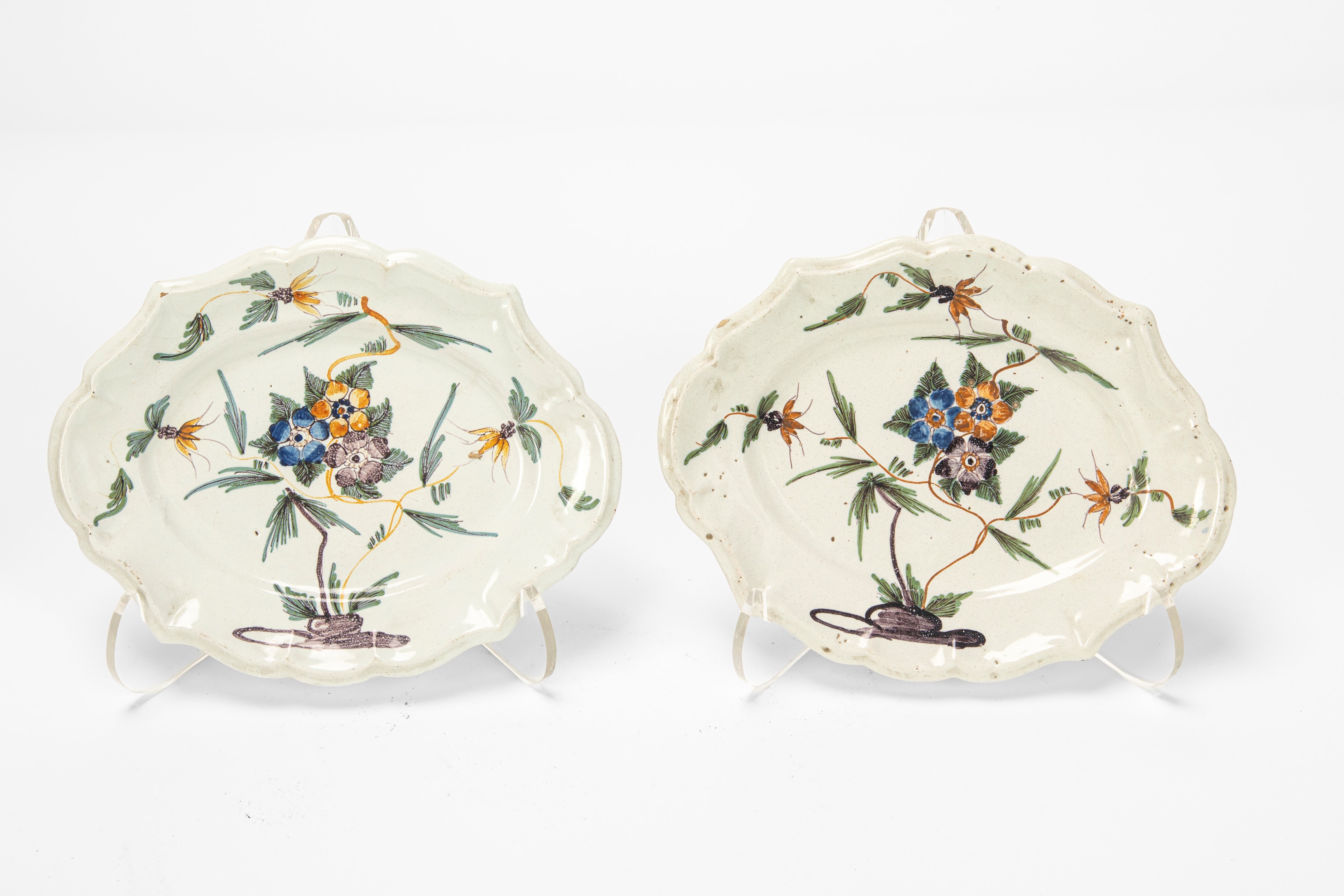 Antonibon, Coppia di piatti ovali e due lattiere in maiolica policroma (decoro a “blanser”), seco...