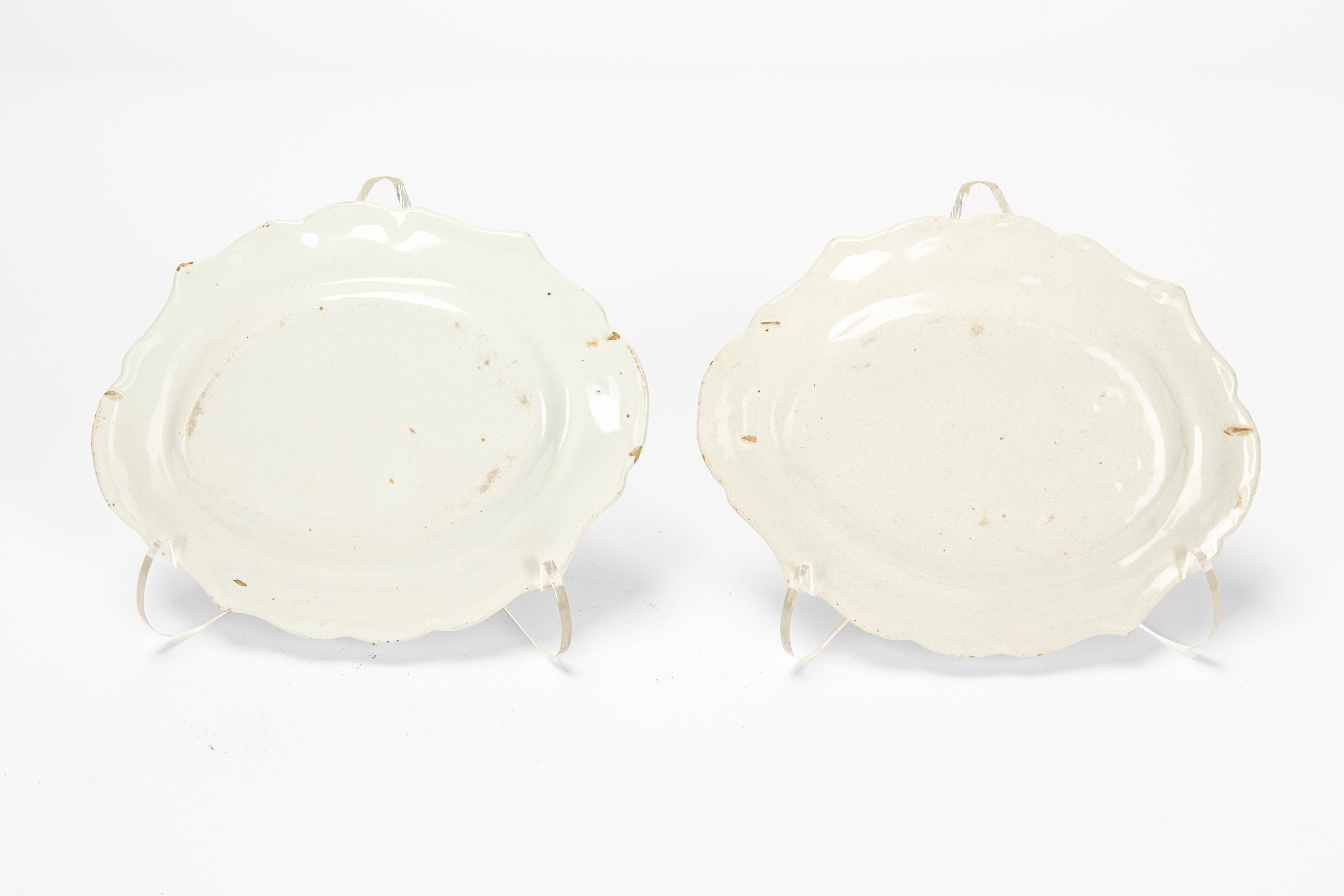 Antonibon, Coppia di piatti ovali e due lattiere in maiolica policroma (decoro a “blanser”), seco...
