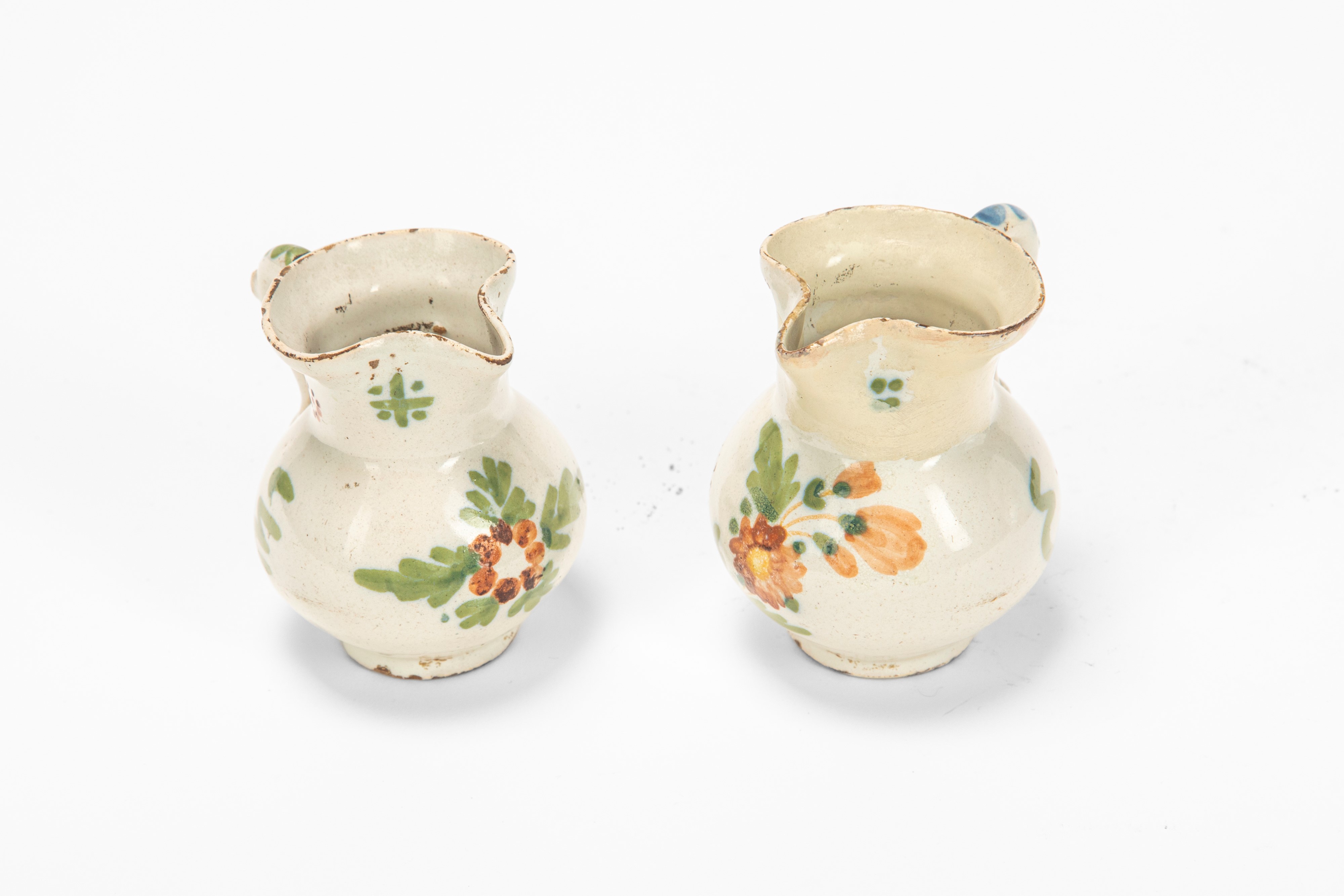 Antonibon, Coppia di piatti ovali e due lattiere in maiolica policroma (decoro a “blanser”), seco...