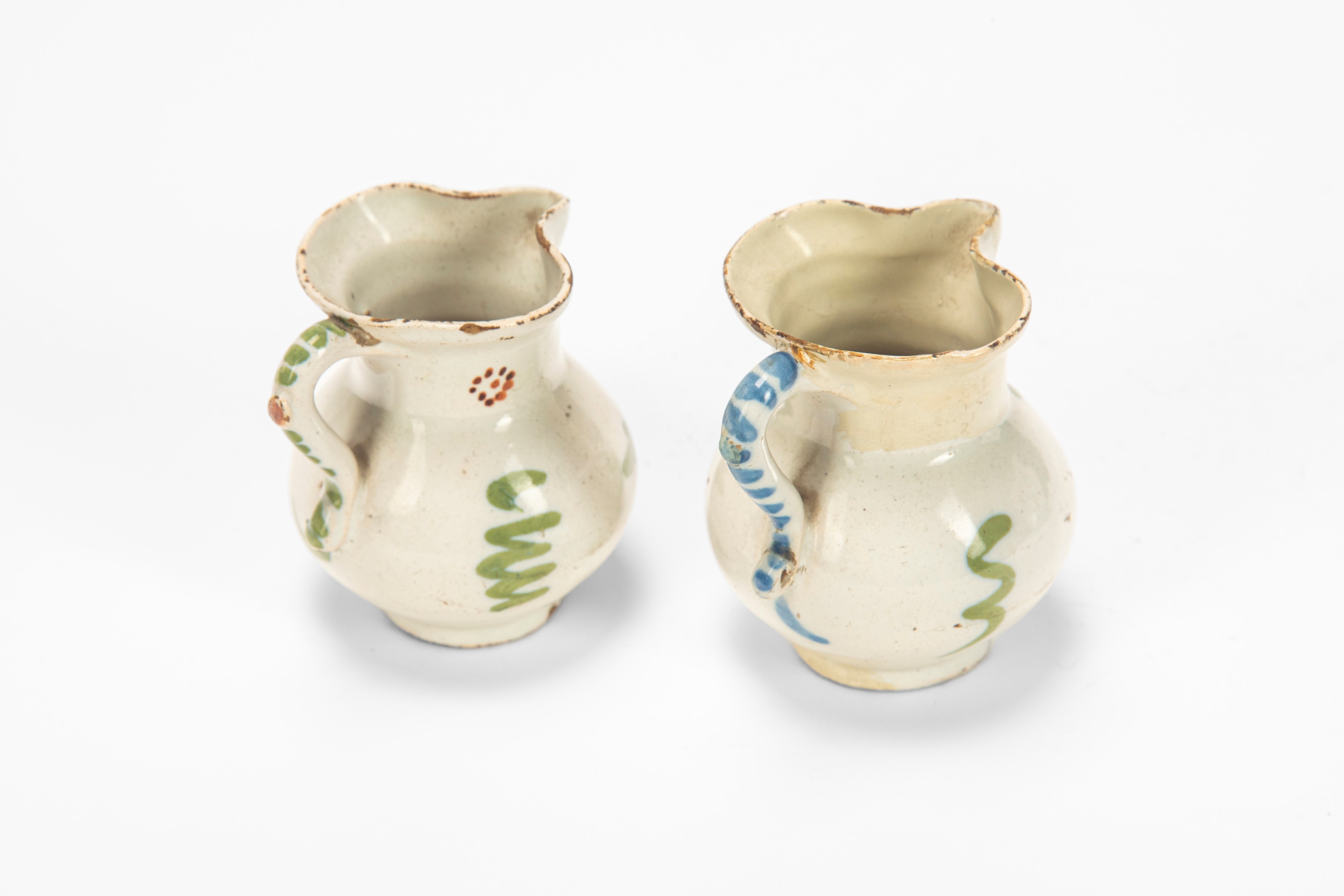 Antonibon, Coppia di piatti ovali e due lattiere in maiolica policroma (decoro a “blanser”), seco...