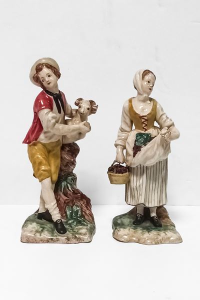 Manifattura del XVIII secolo, Coppia di figure pastorali in ceramica policroma smaltata
