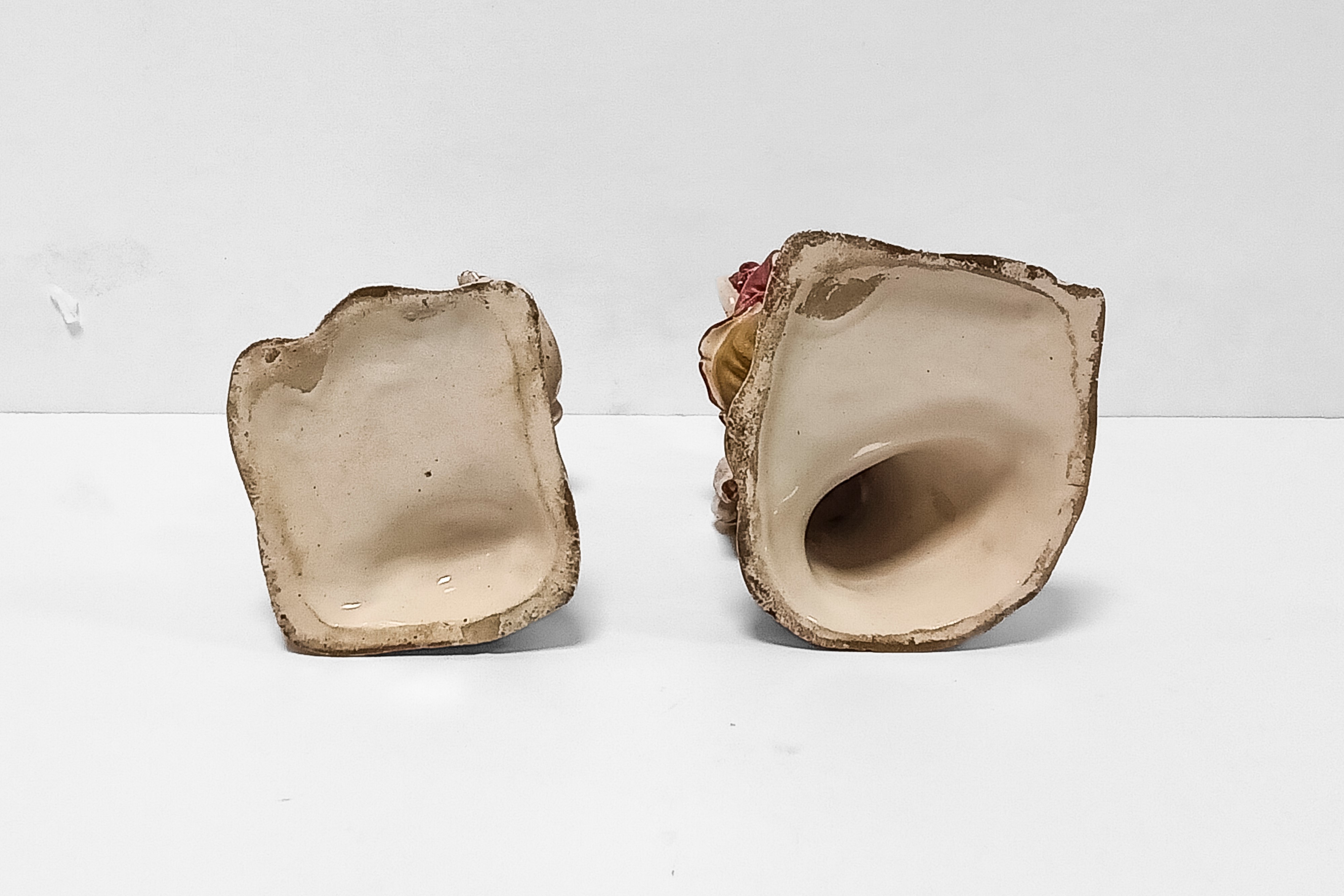 Manifattura del XVIII secolo, Coppia di figure pastorali in ceramica policroma smaltata