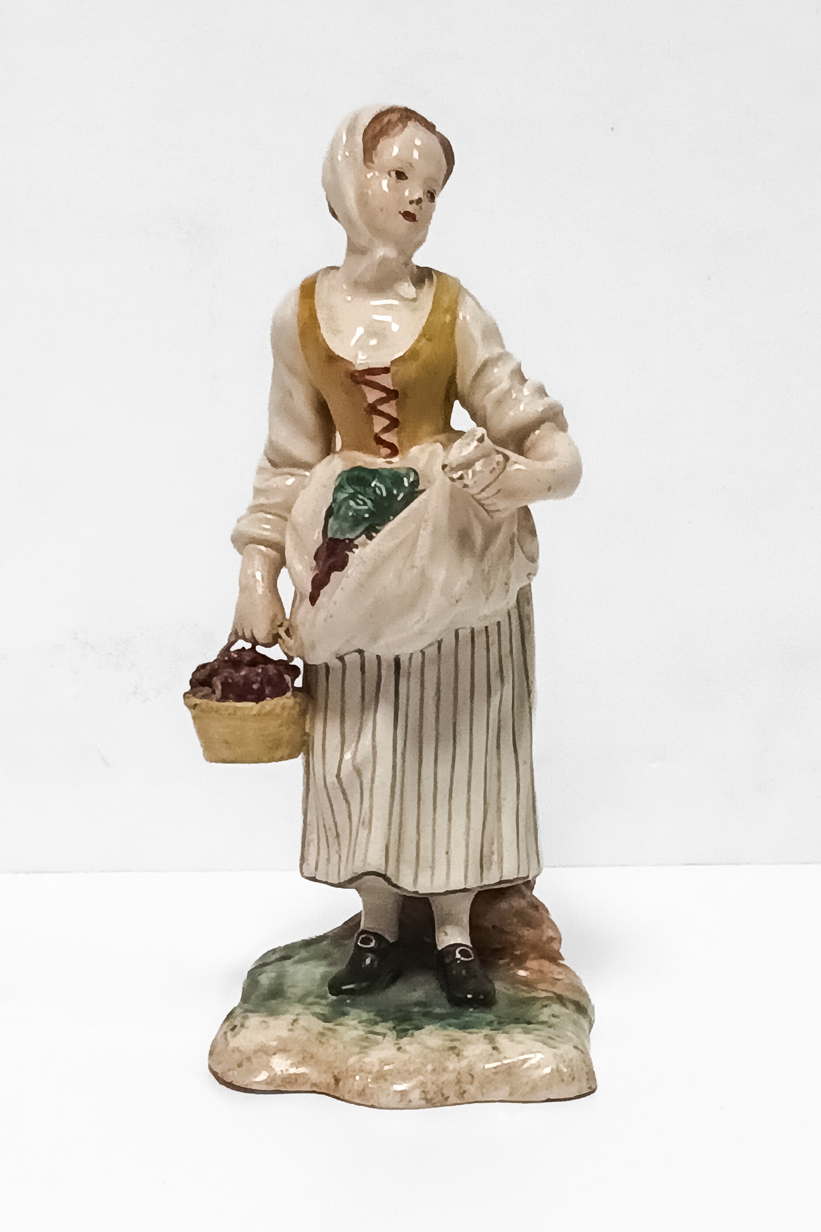 Manifattura del XVIII secolo, Coppia di figure pastorali in ceramica policroma smaltata