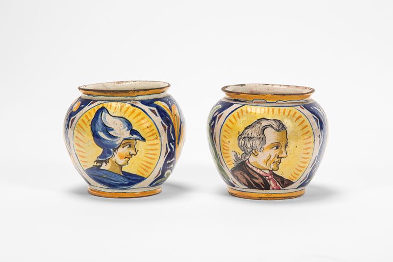 Maiolica policroma, Due piccoli vasi a boccia con decoro a medaglione (XIX secolo)