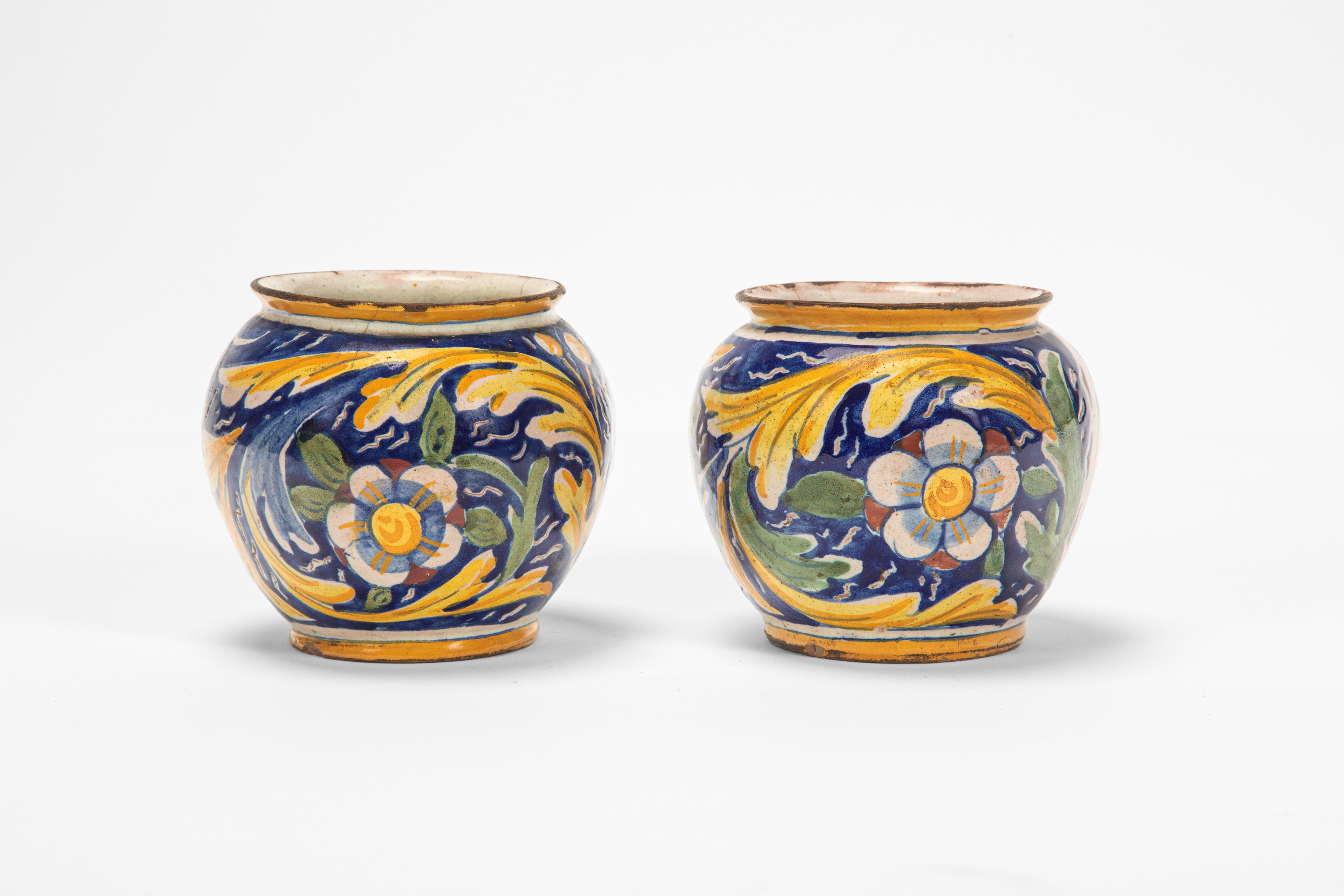 Maiolica policroma, Due piccoli vasi a boccia con decoro a medaglione (XIX secolo)