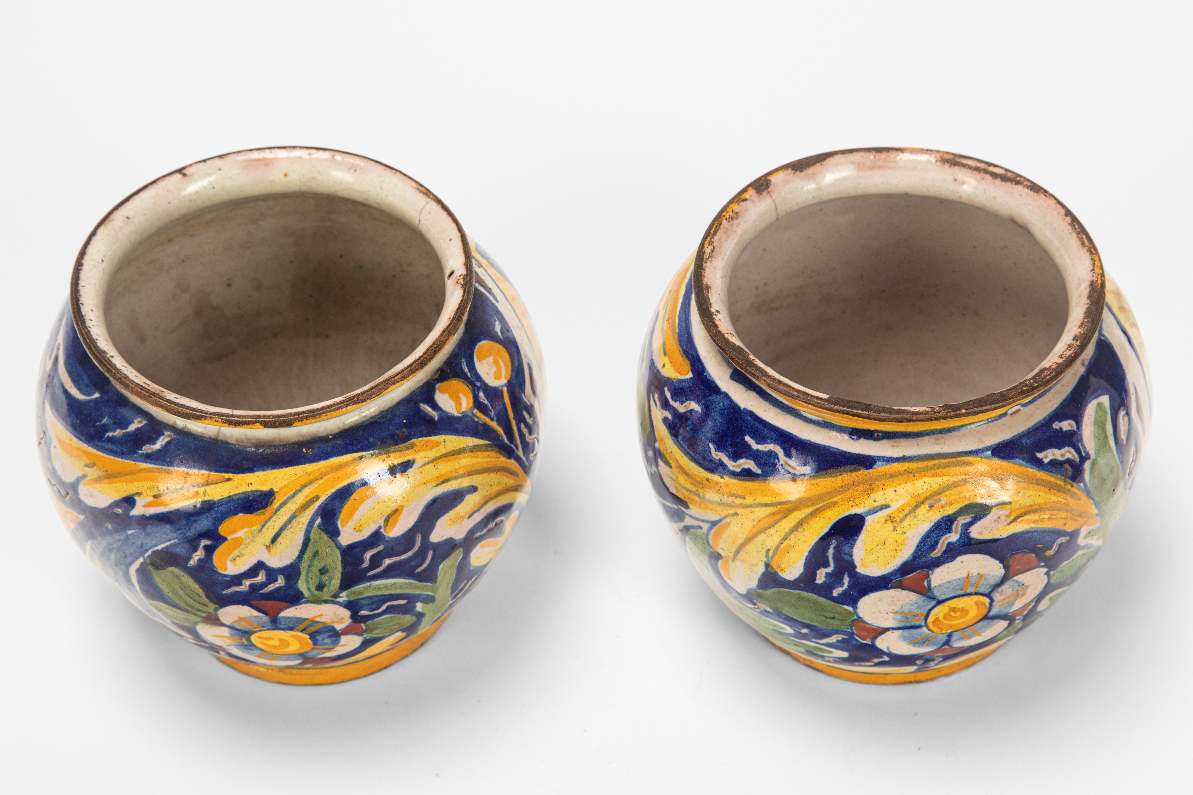 Maiolica policroma, Due piccoli vasi a boccia con decoro a medaglione (XIX secolo)