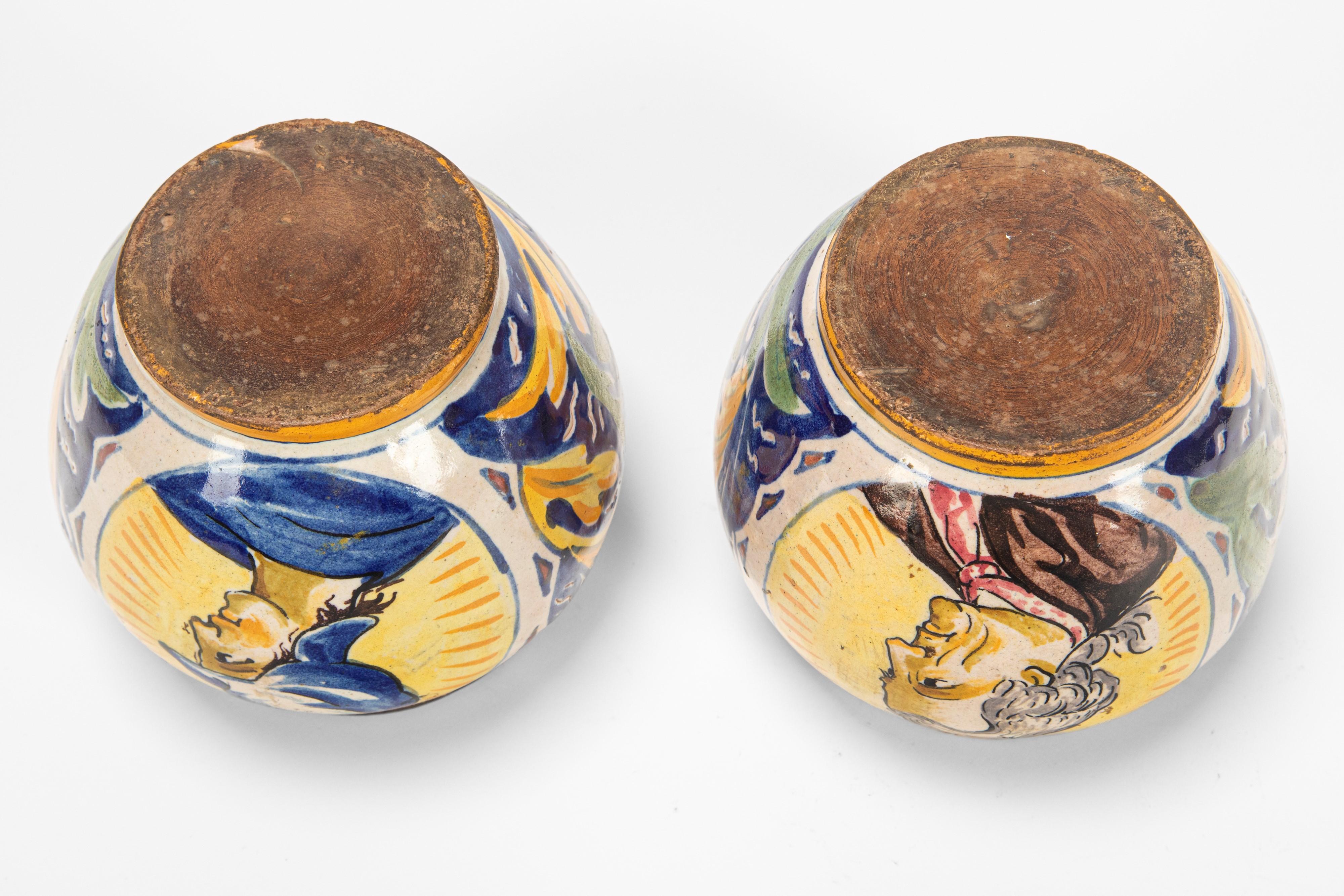 Maiolica policroma, Due piccoli vasi a boccia con decoro a medaglione (XIX secolo)
