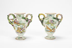 Coppia di vasi biansati in maiolica policroma. Probabile manifattura veneta, secolo XVIII-XIX.
