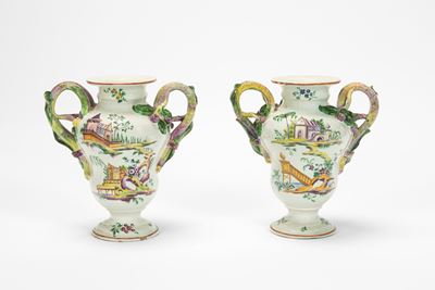Probabile manifattura veneta, Coppia di vasi biansati in maiolica policroma (sec. XVIII-XIX)