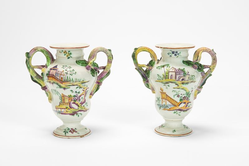 Coppia di vasi biansati in maiolica policroma, probabile manifattura veneta, XVIII-XIX secolo