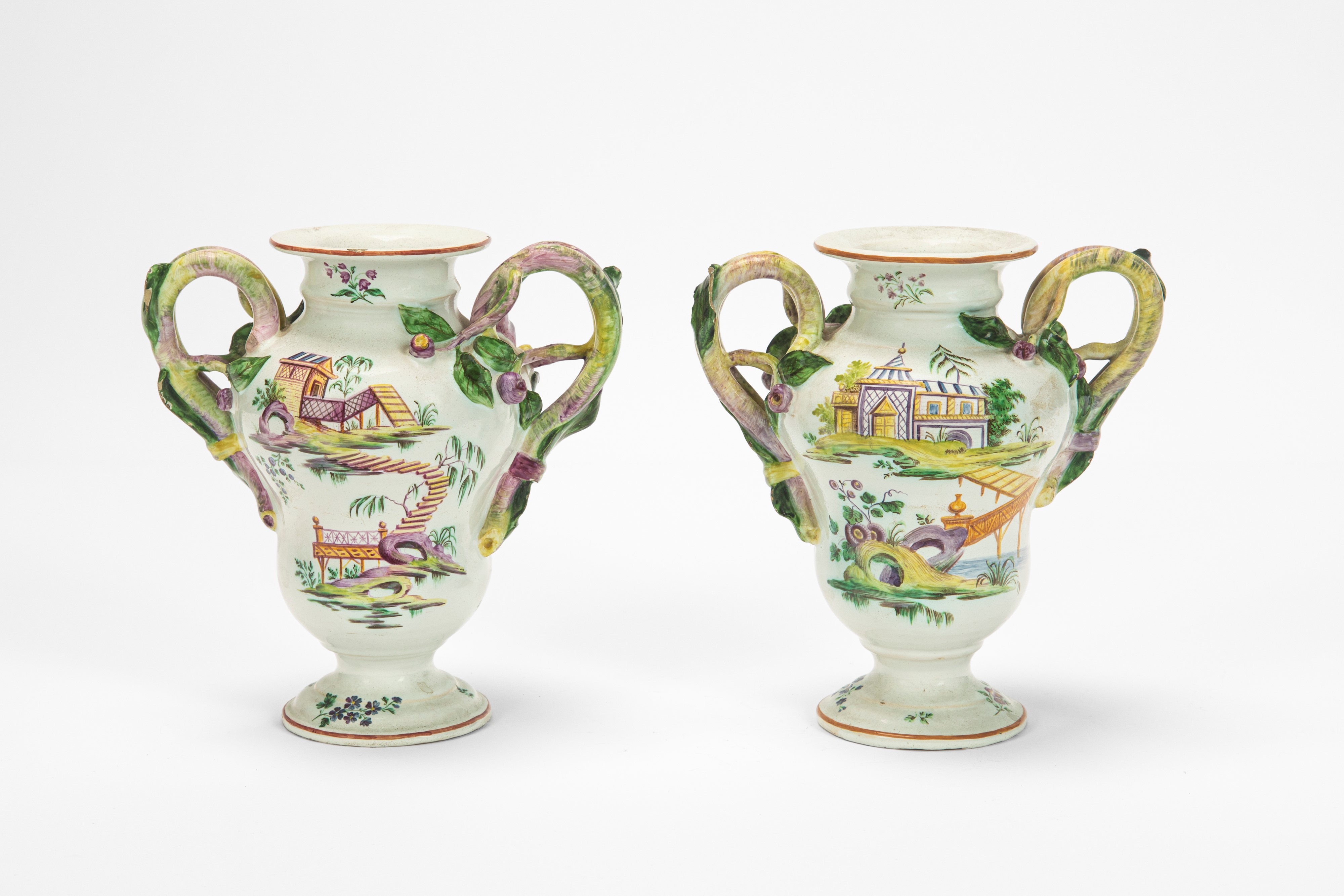 Coppia di vasi biansati in maiolica policroma, probabile manifattura veneta, XVIII-XIX secolo