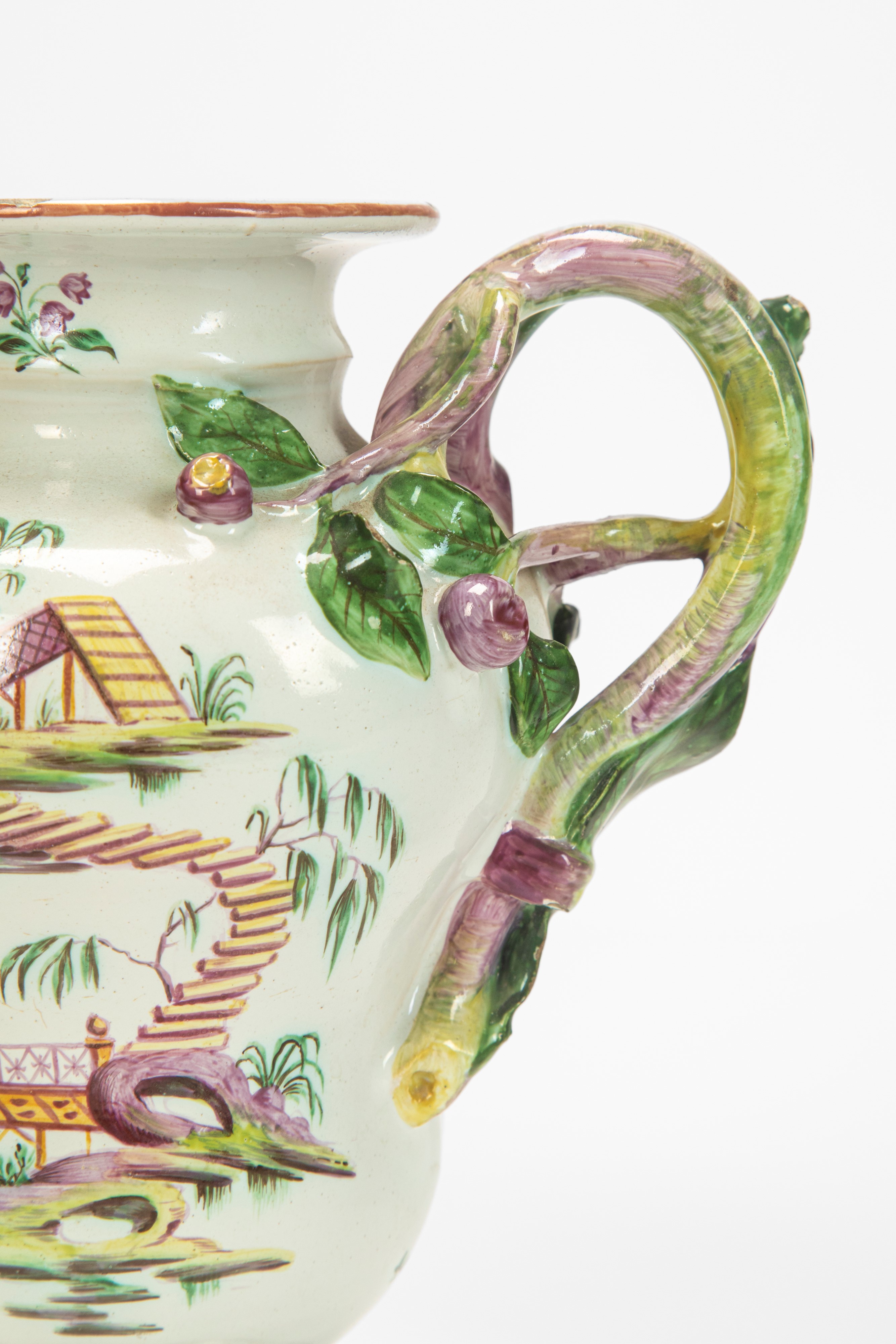 Coppia di vasi biansati in maiolica policroma, probabile manifattura veneta, XVIII-XIX secolo
