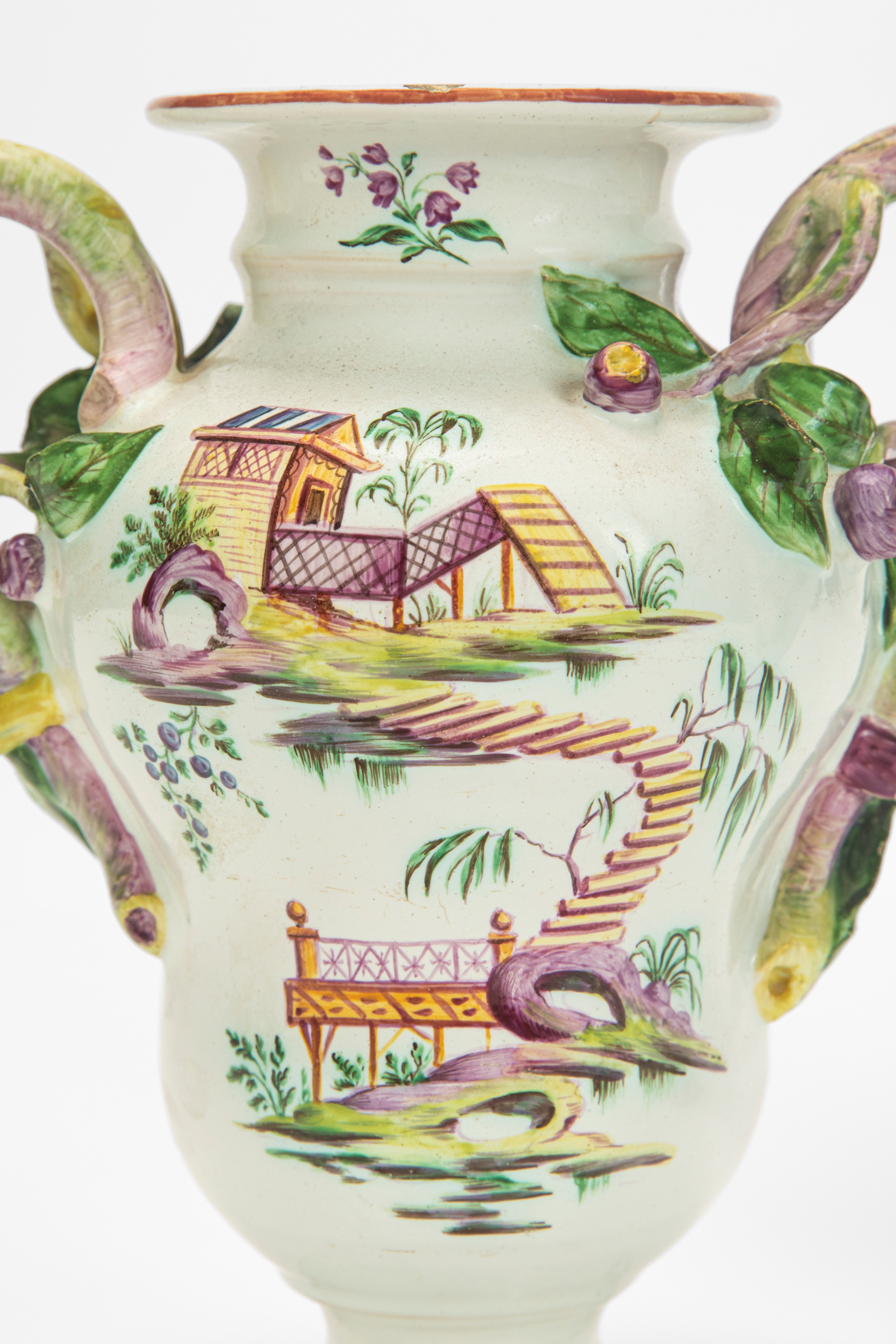 Coppia di vasi biansati in maiolica policroma, probabile manifattura veneta, XVIII-XIX secolo