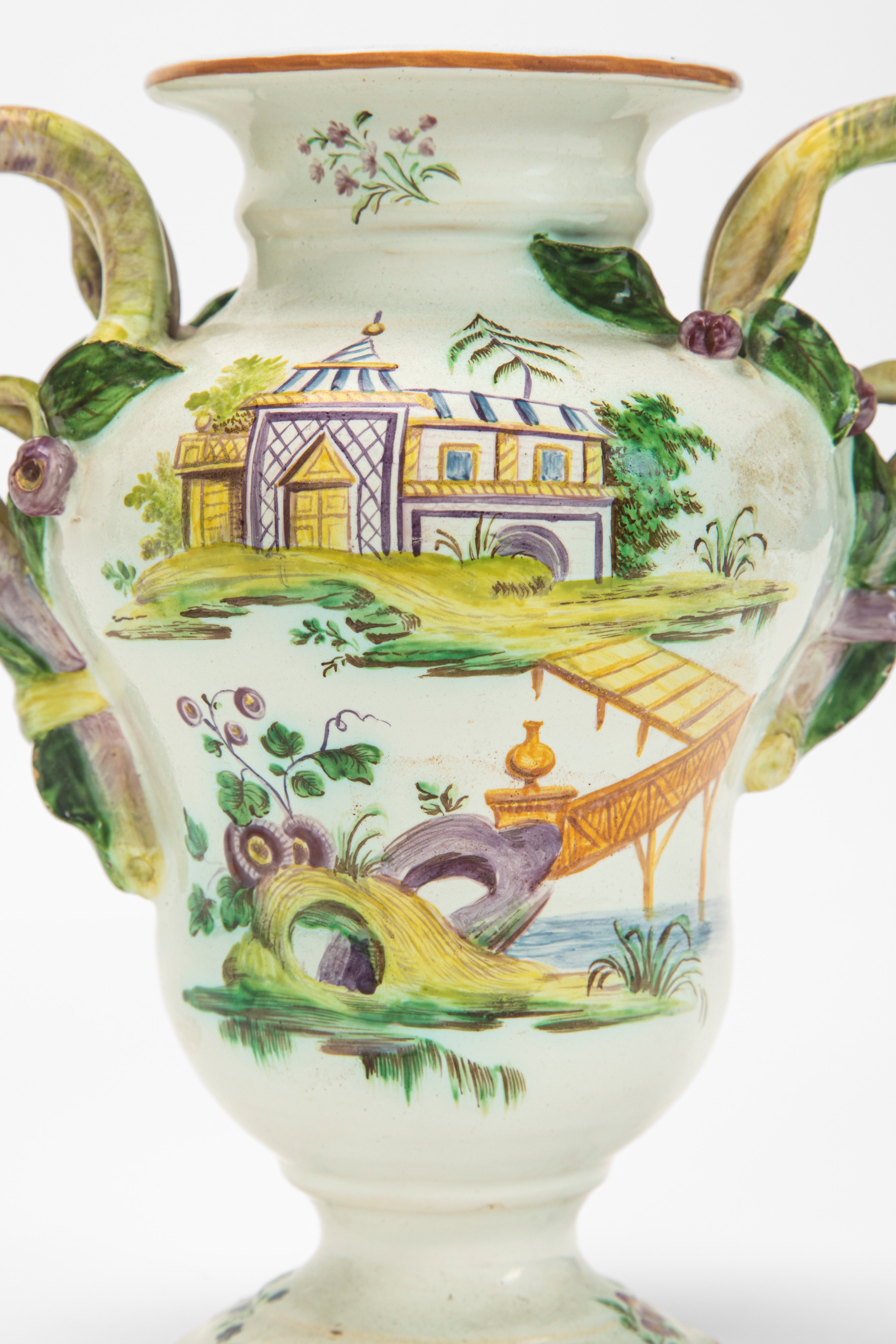 Coppia di vasi biansati in maiolica policroma, probabile manifattura veneta, XVIII-XIX secolo