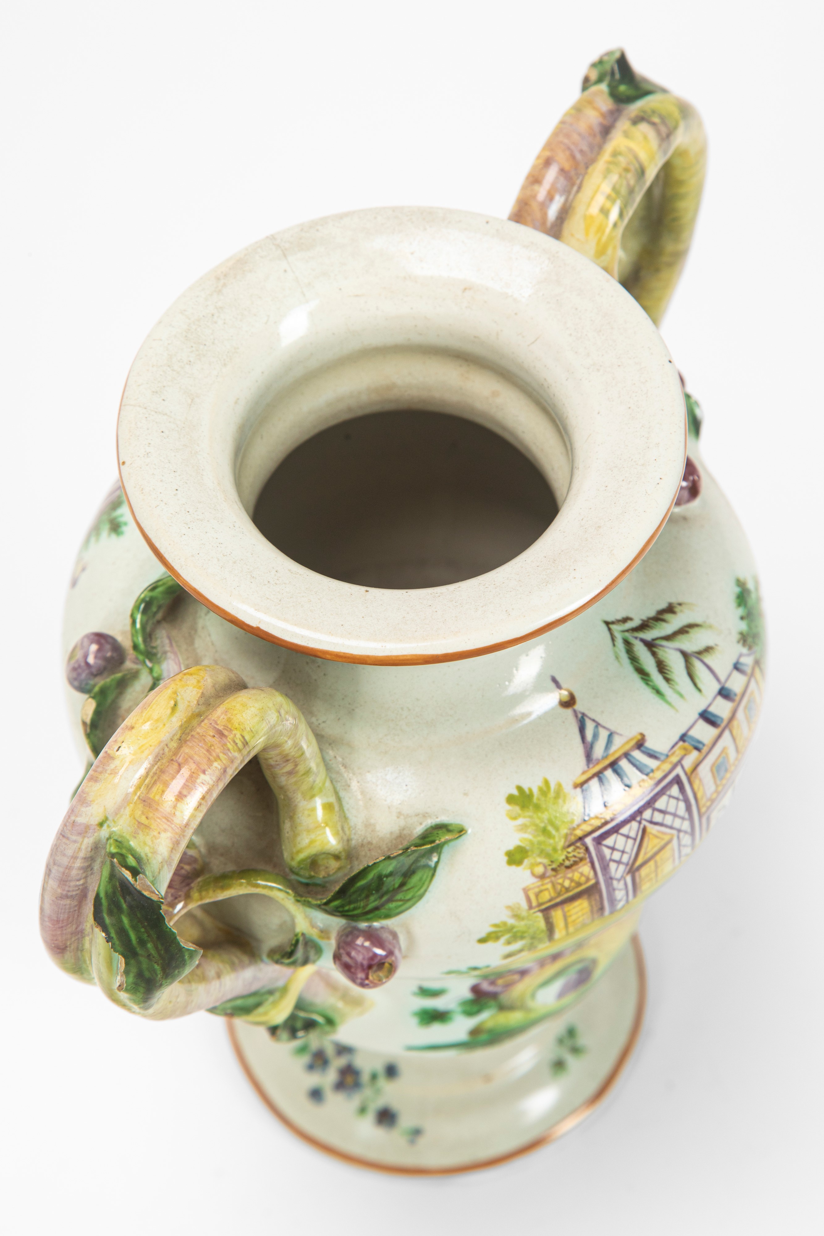 Coppia di vasi biansati in maiolica policroma, probabile manifattura veneta, XVIII-XIX secolo