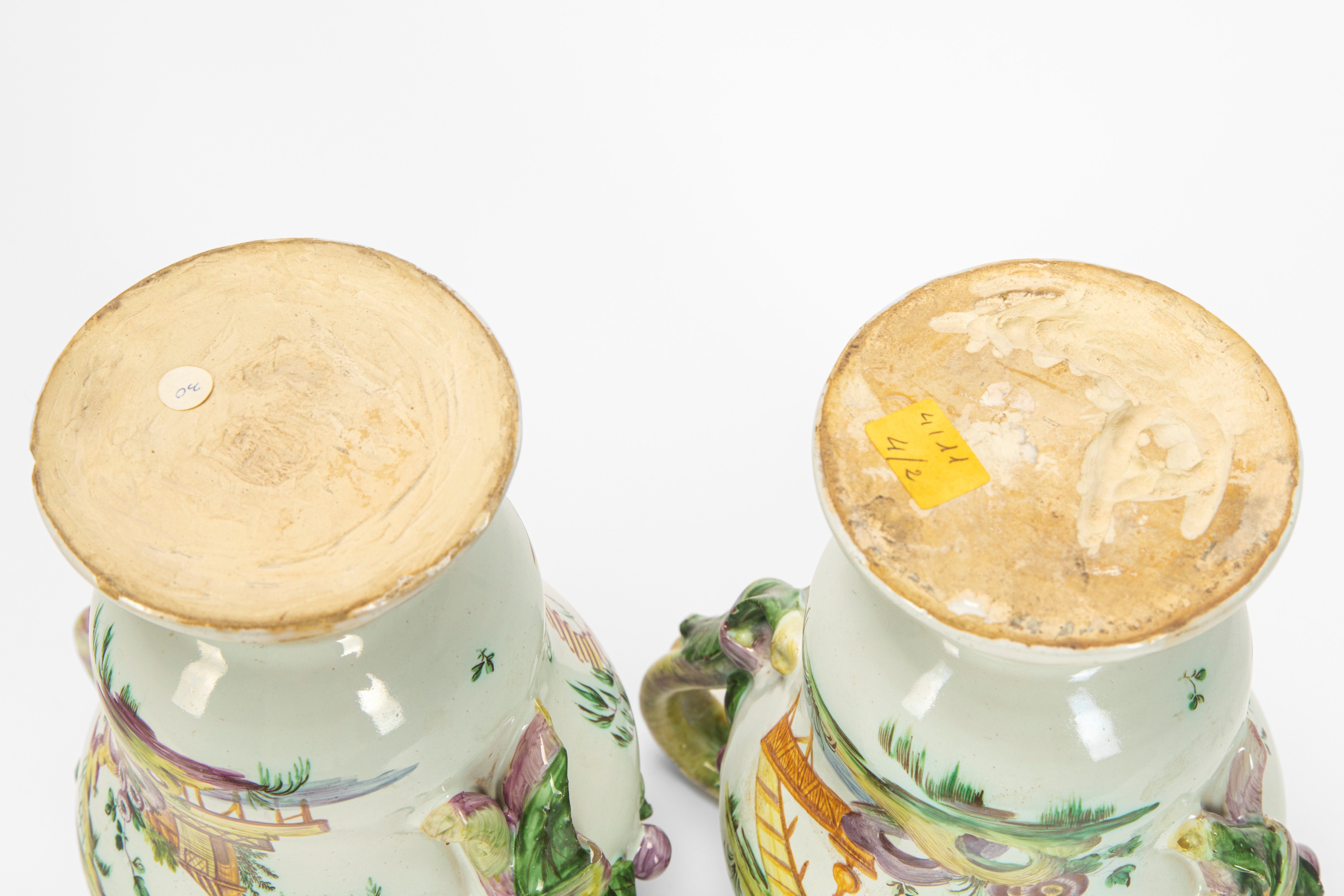Coppia di vasi biansati in maiolica policroma, probabile manifattura veneta, XVIII-XIX secolo