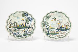 Coppia di piatti polilobati in maiolica policroma con decoro a chinoiserie. Antonibon, Nove di Bassano, secolo XVIII.