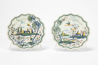 Antonibon, Coppia di piatti polilobati in maiolica policroma con decoro a chinoiserie (Nove di Ba...