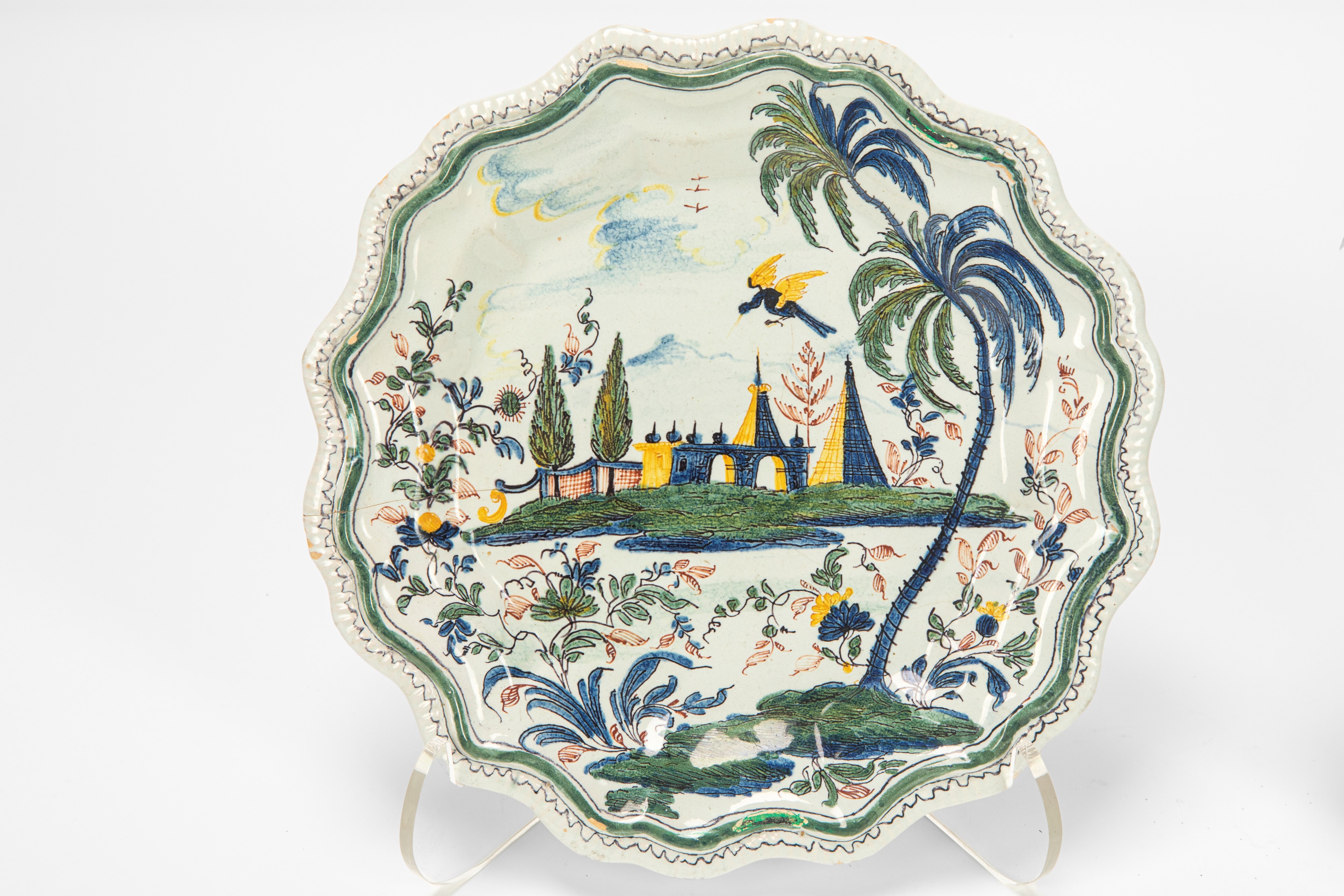 Antonibon, coppia di piatti polilobati in maiolica policroma a decoro a chinoiserie