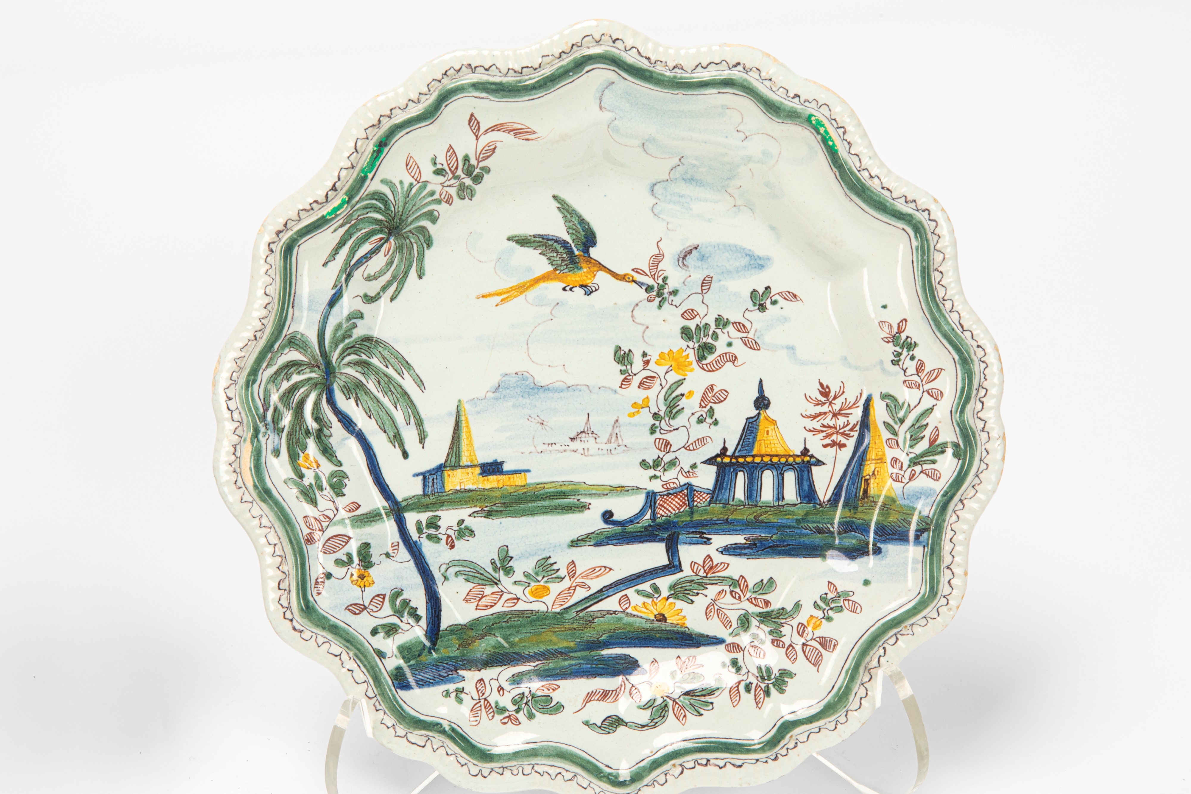 Antonibon, coppia di piatti polilobati in maiolica policroma a decoro a chinoiserie