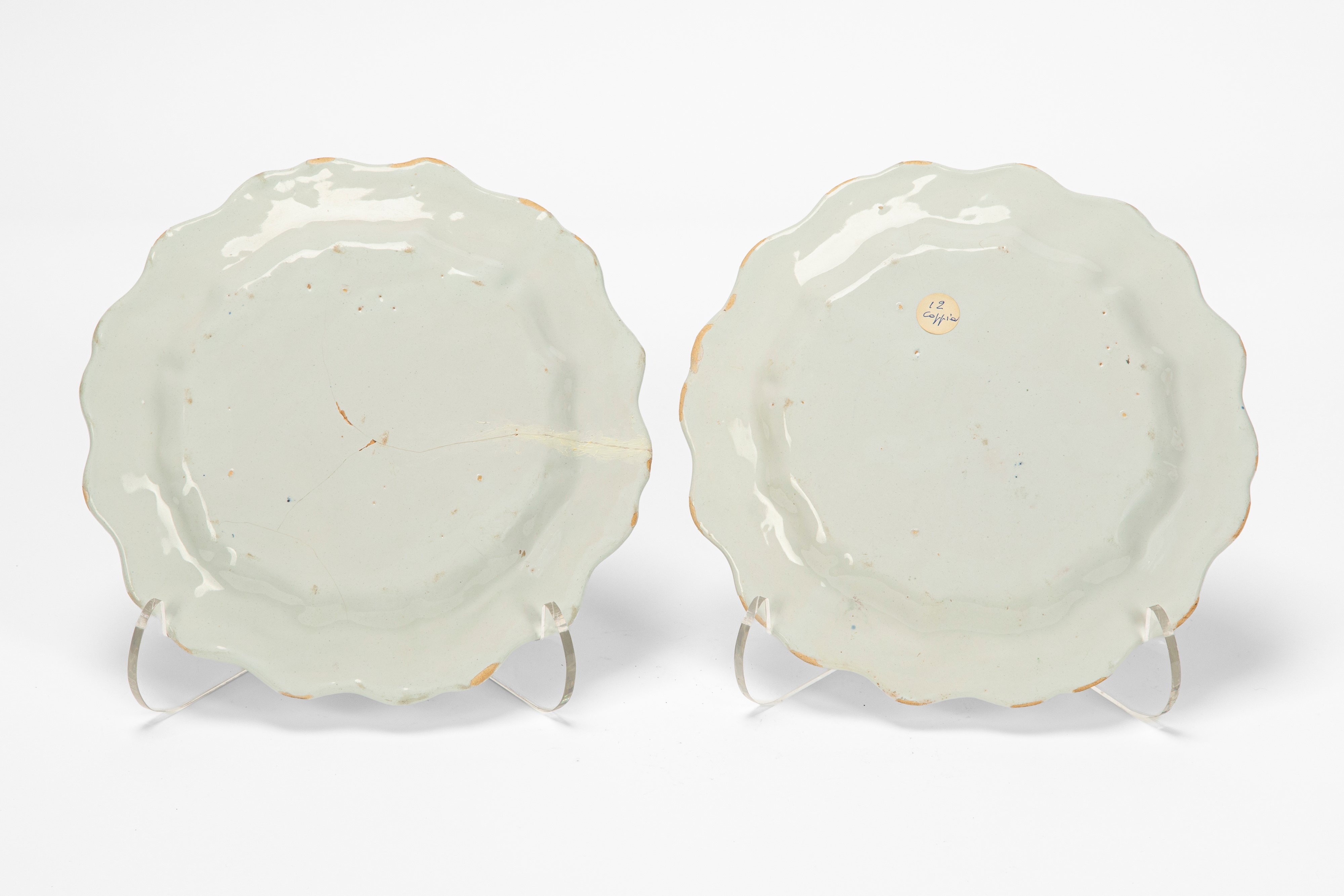 Antonibon, coppia di piatti polilobati in maiolica policroma a decoro a chinoiserie