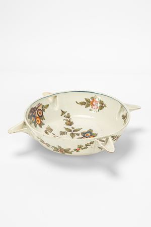 Coppa conviviale con quattro versatoi in maiolica policroma con decoro &ldquo;al blanser&rdquo;. Antonibon, Nove di Bassano, secolo XVIII.
