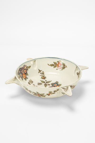 Antonibon, Coppa conviviale con quattro versatoi in maiolica policroma a decoro “al blanser” (Nov...