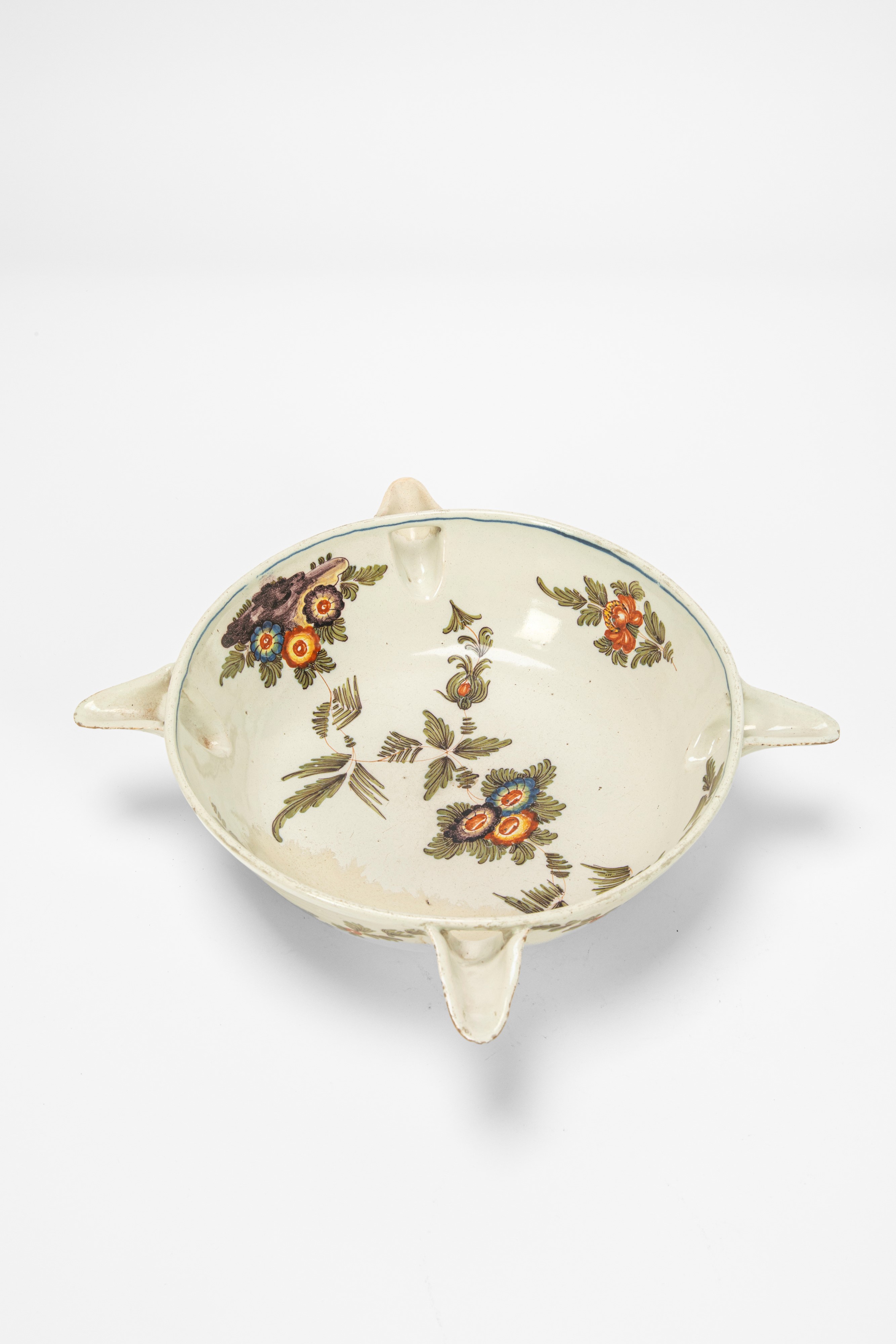 Antonibon, Coppa conviviale con quattro versatoi in maiolica policroma con decoro “al blanser” (N...