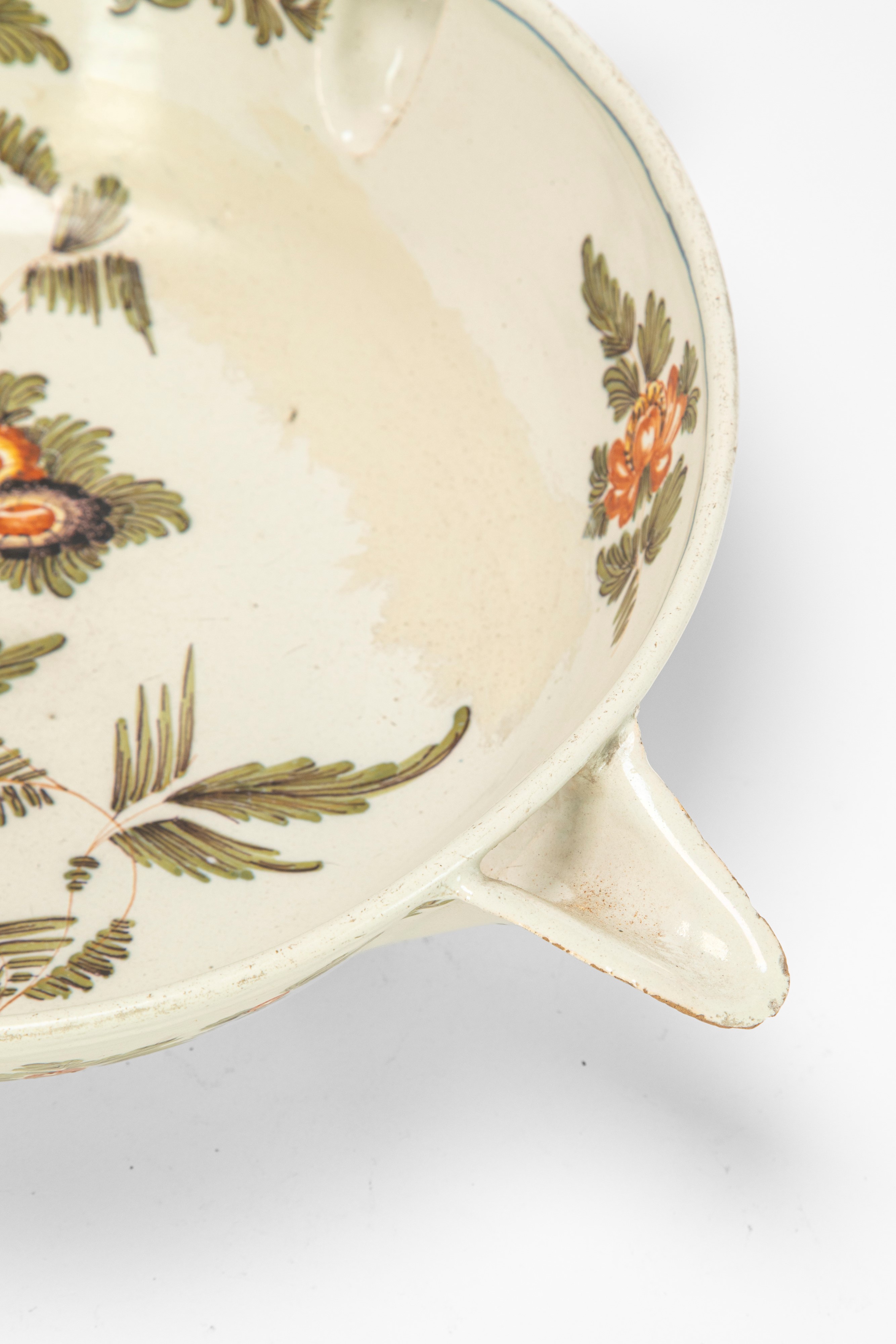 Antonibon, Coppa conviviale con quattro versatoi in maiolica policroma con decoro “al blanser” (N...